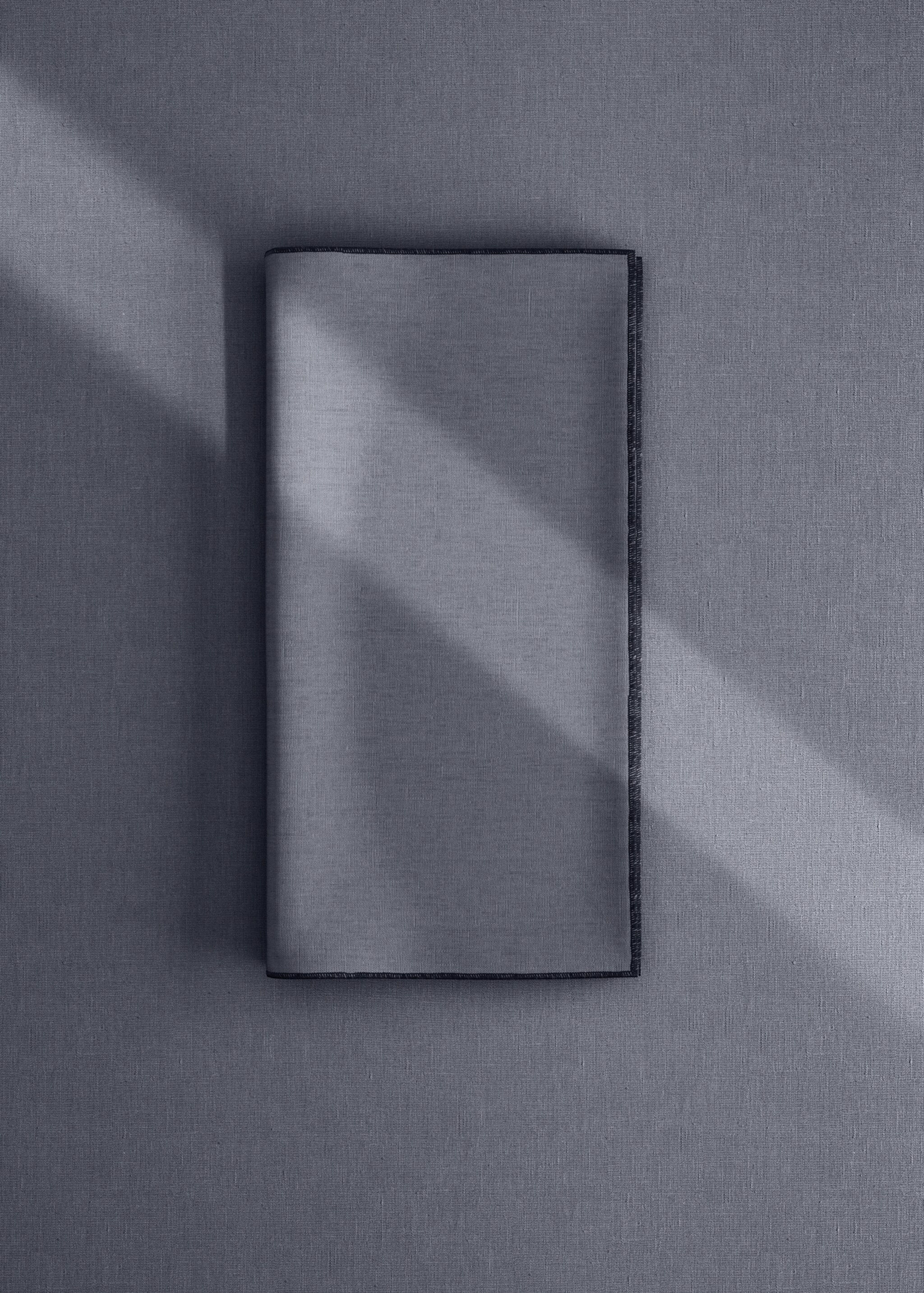 Linen napkin with contrasting overlock - General plane