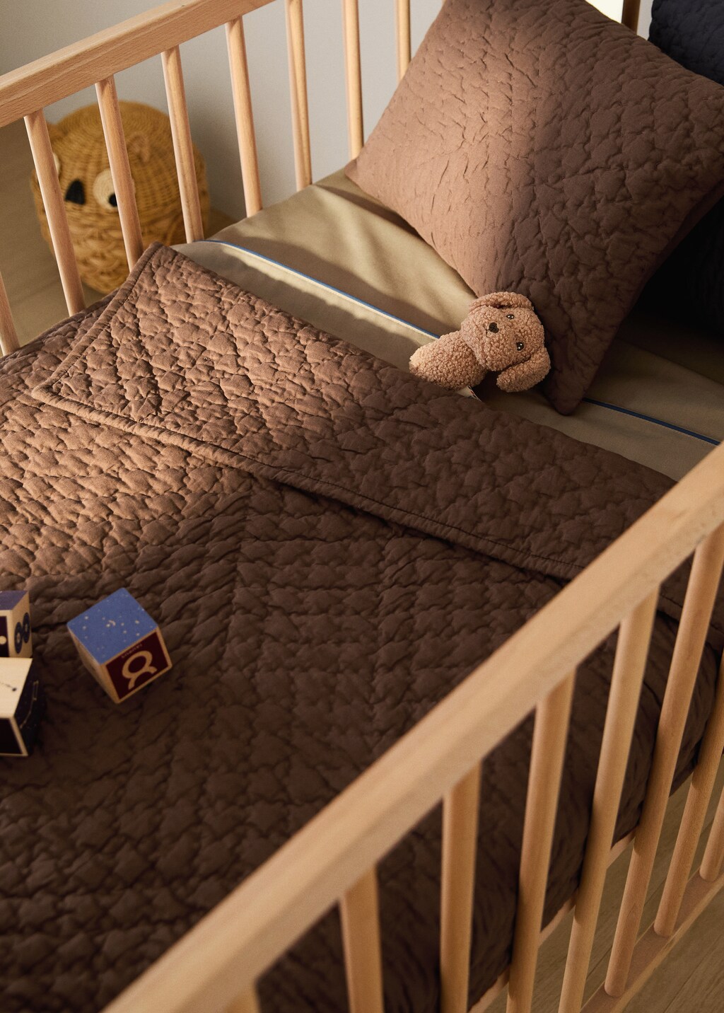 Hand-stitched cotton bedspread for cot