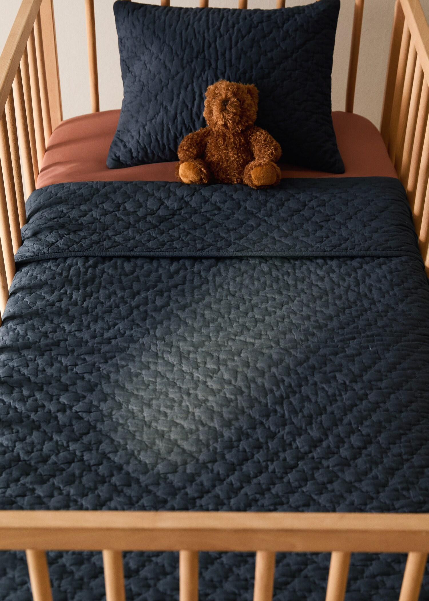 Hand-stitched cotton bedspread for cot - General plane