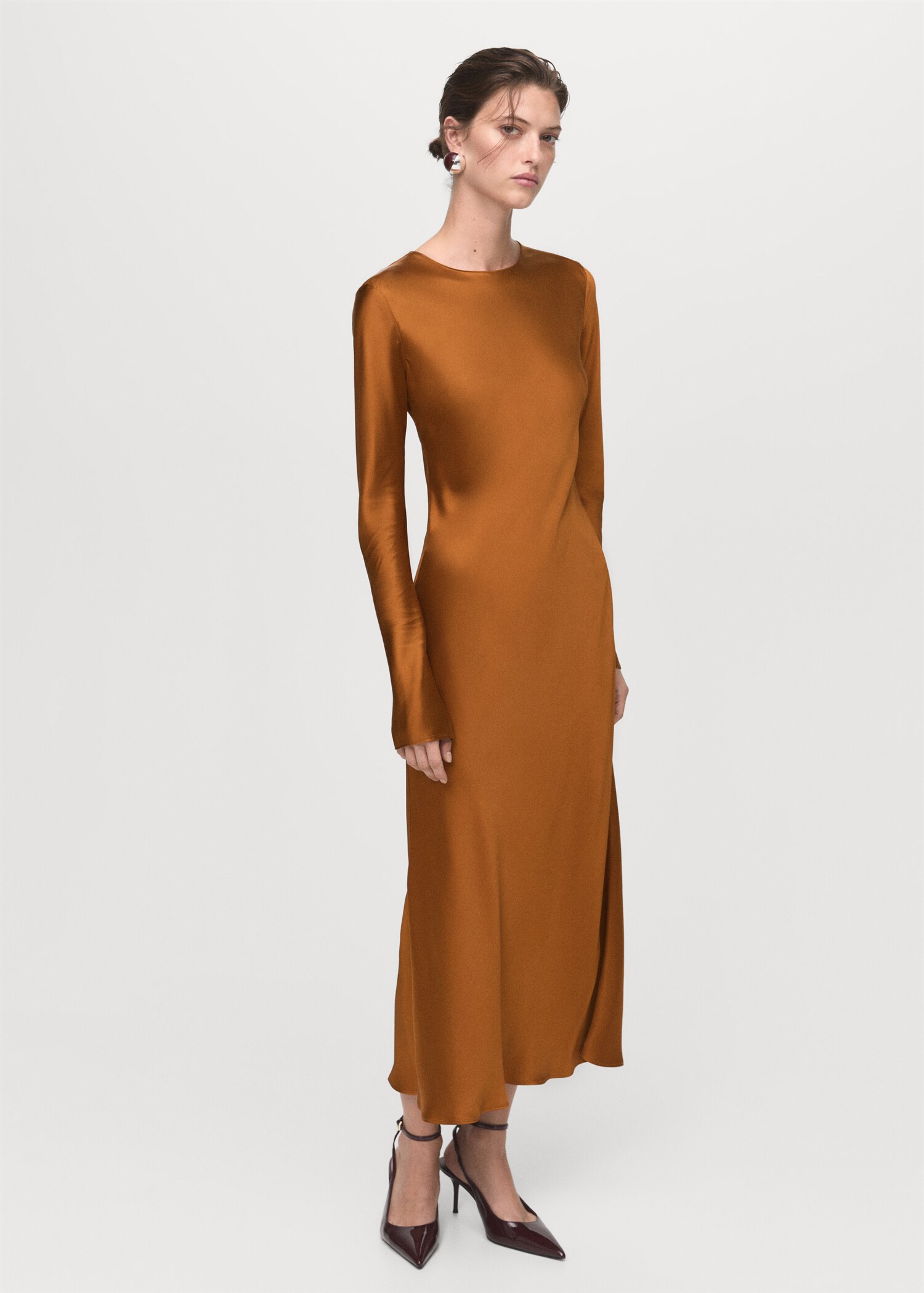 Long satin dress - General plane