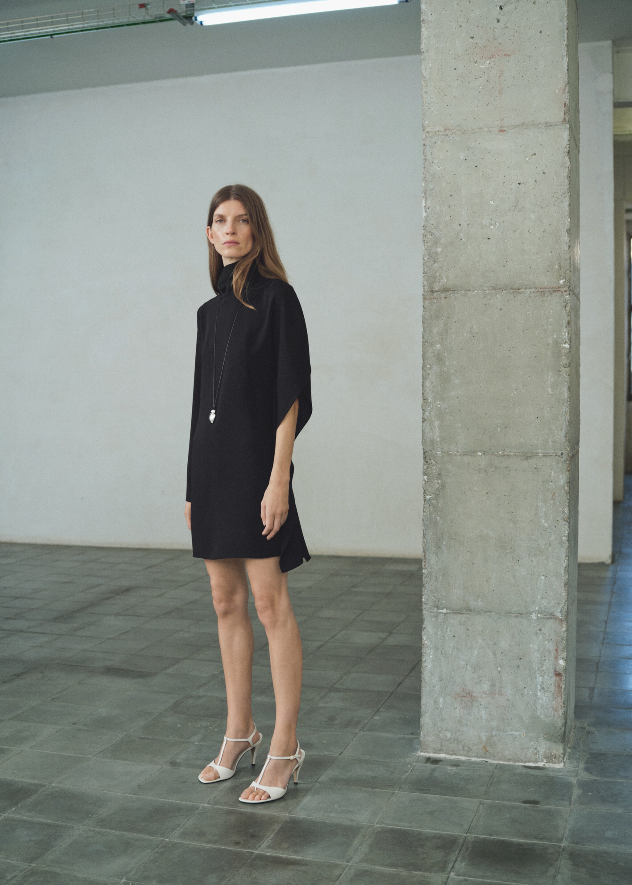 Short asymmetrical sleeve dress - General plane, Black. Ref: 17075813-00.