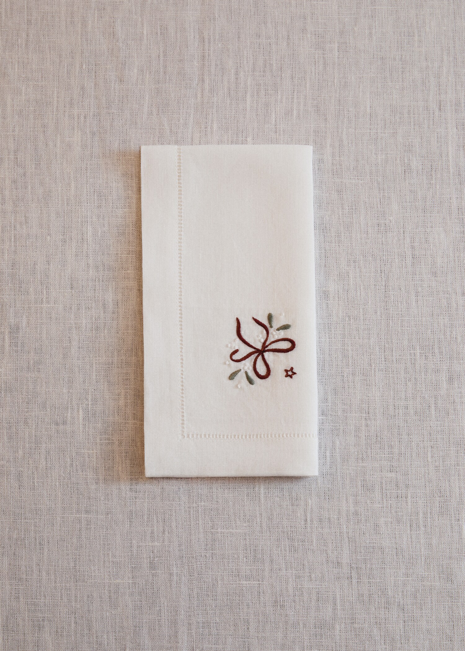 Embroidered napkins with Christmas bow design - General plane