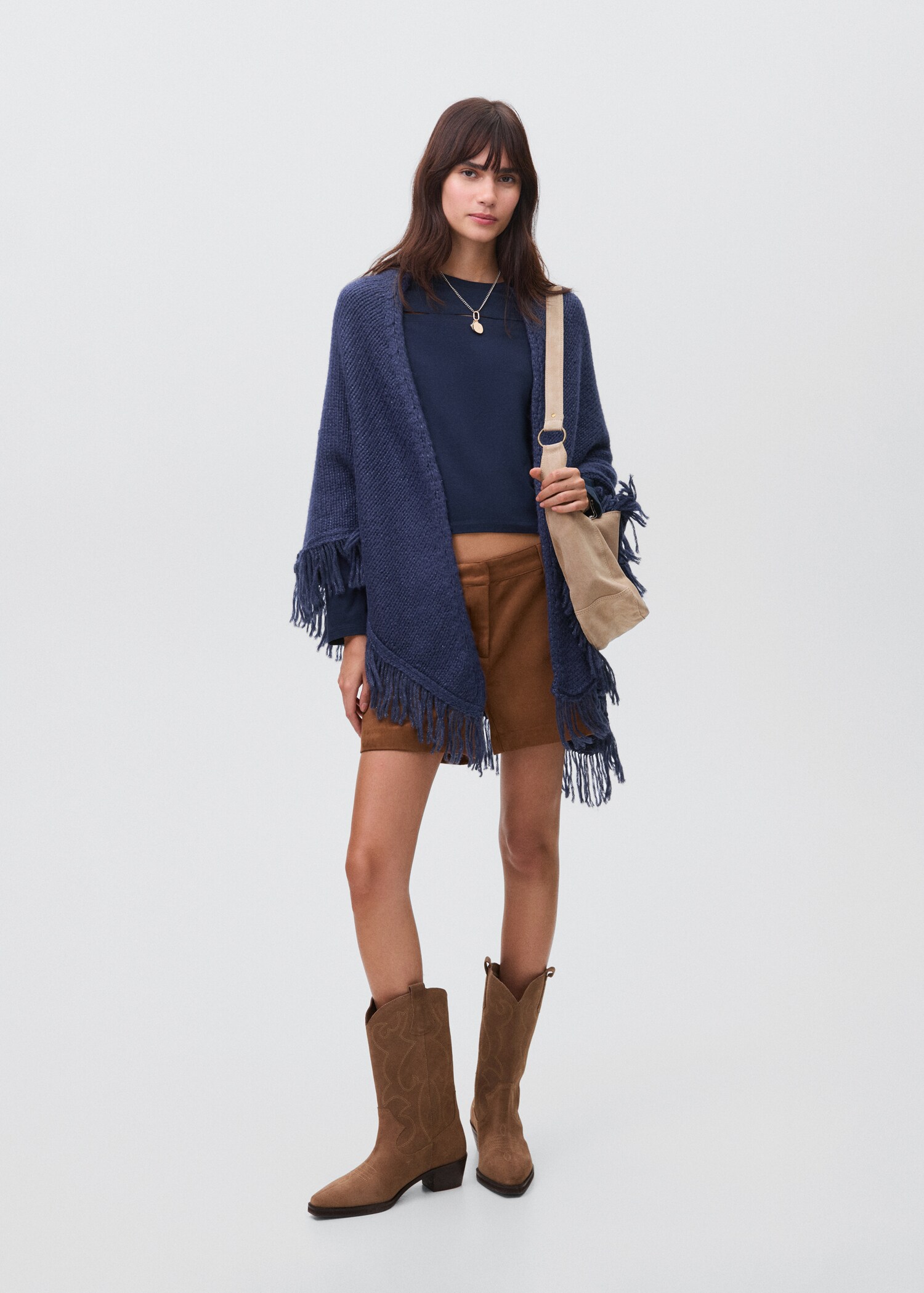 Knitted poncho with tassels - General plane