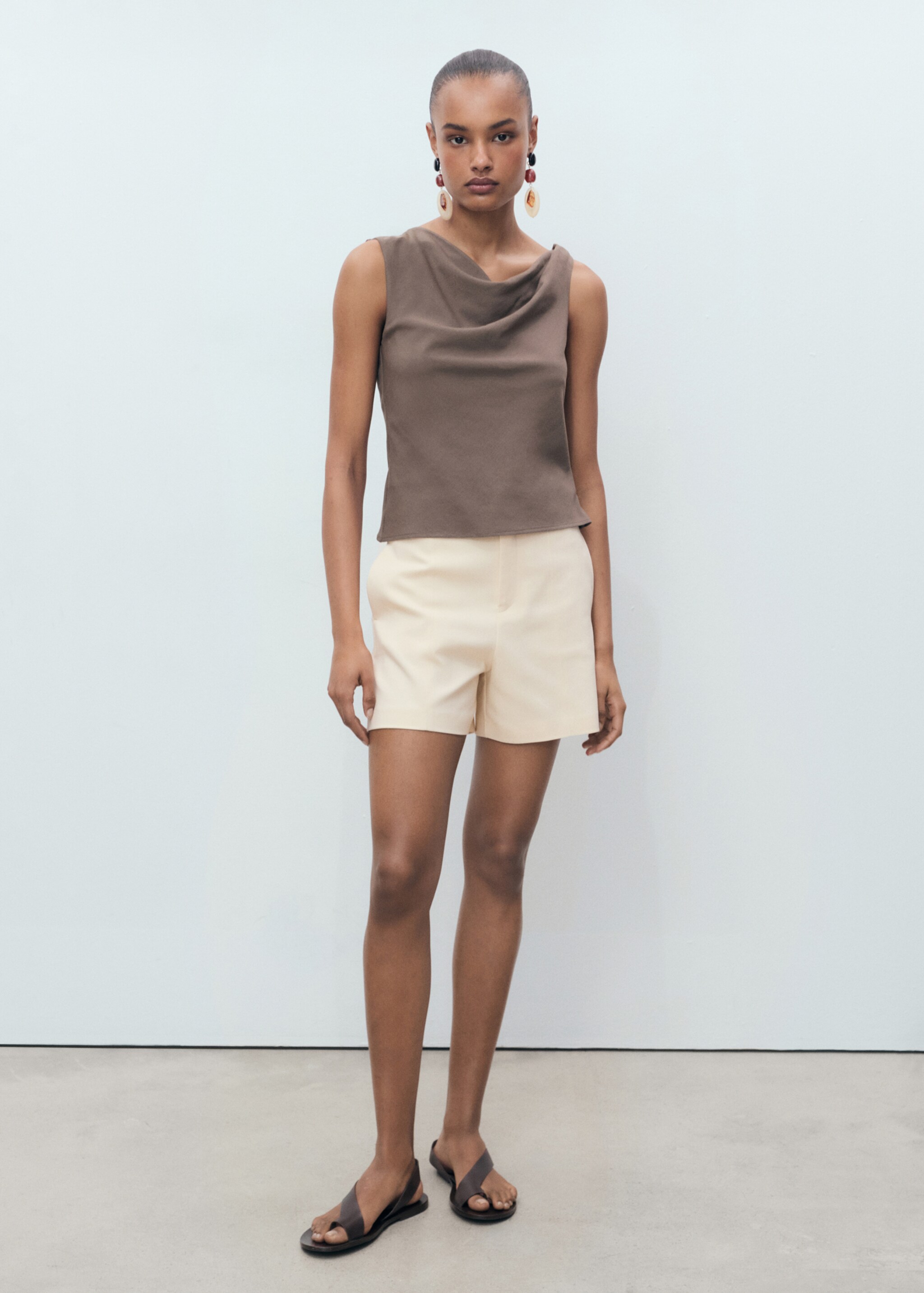 Gerade Shorts mit hoher Taille - Allgemeine Ansicht