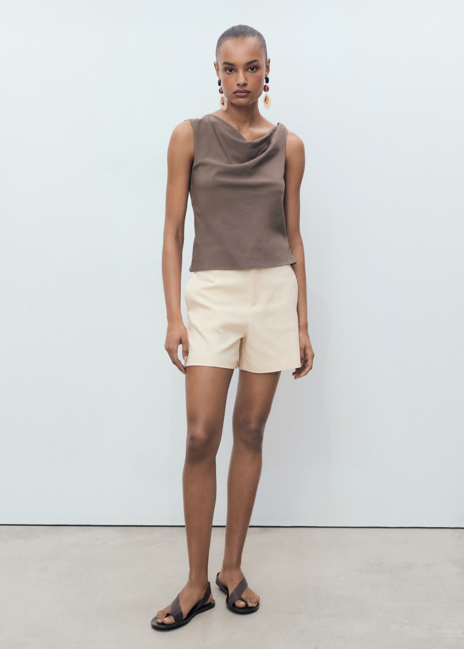 Gerade Shorts mit hoher Taille - Allgemeine Ansicht