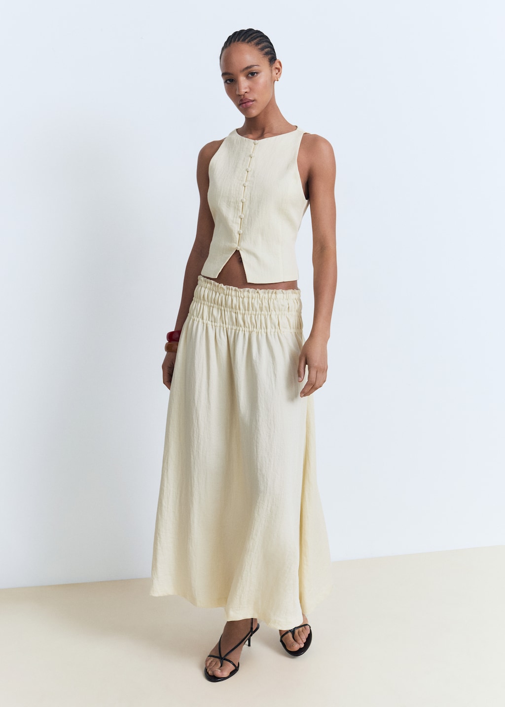 Vest with bow on the back