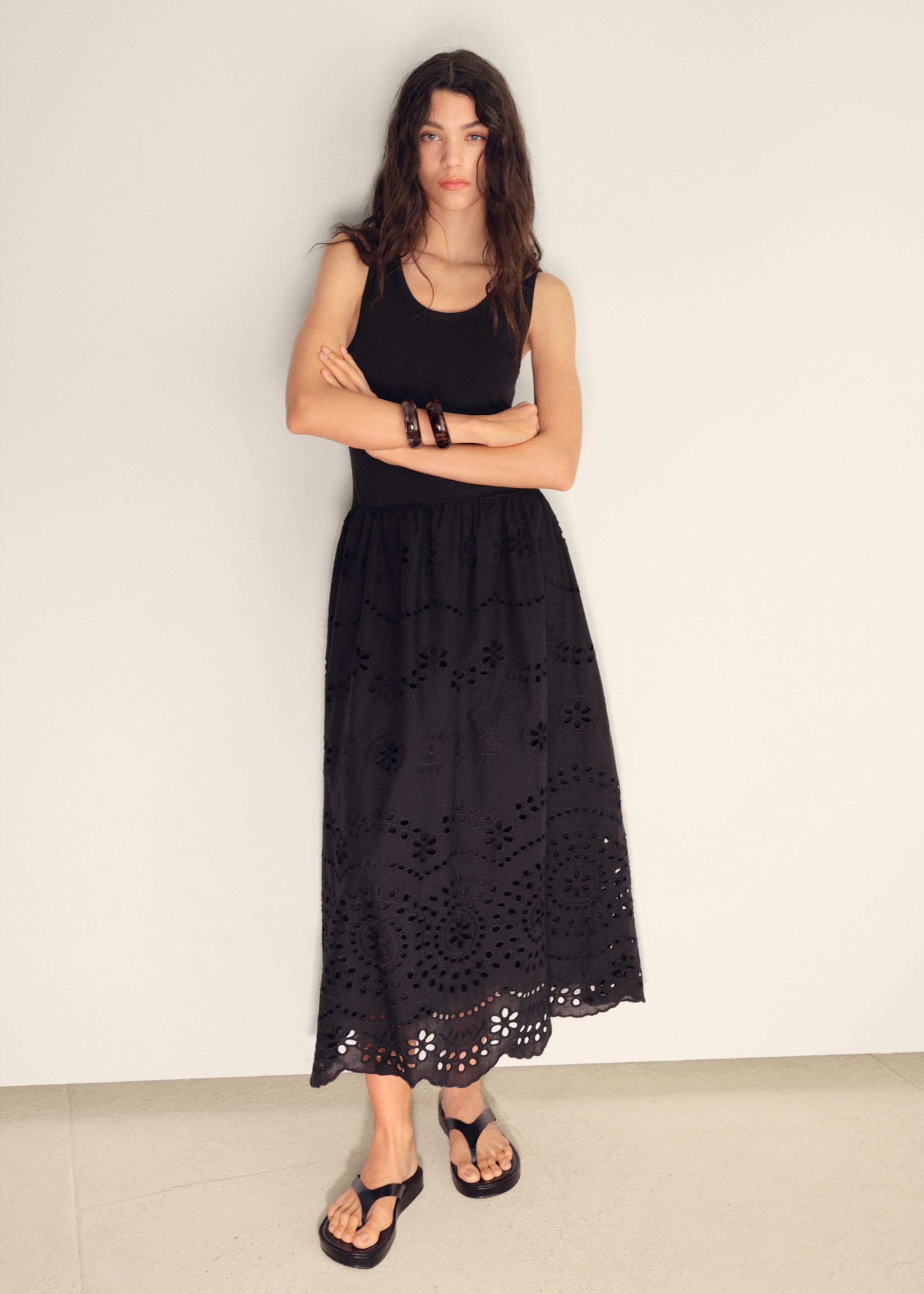Vestido combinado bordados calados - Plano general