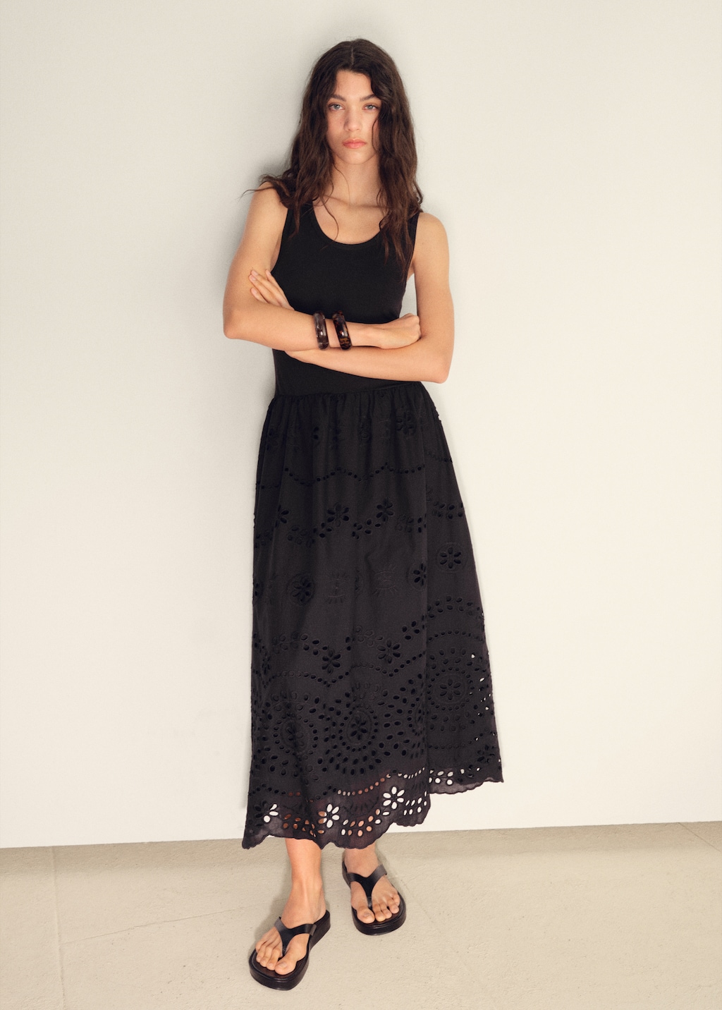 Embroidered combined dress with lace accents