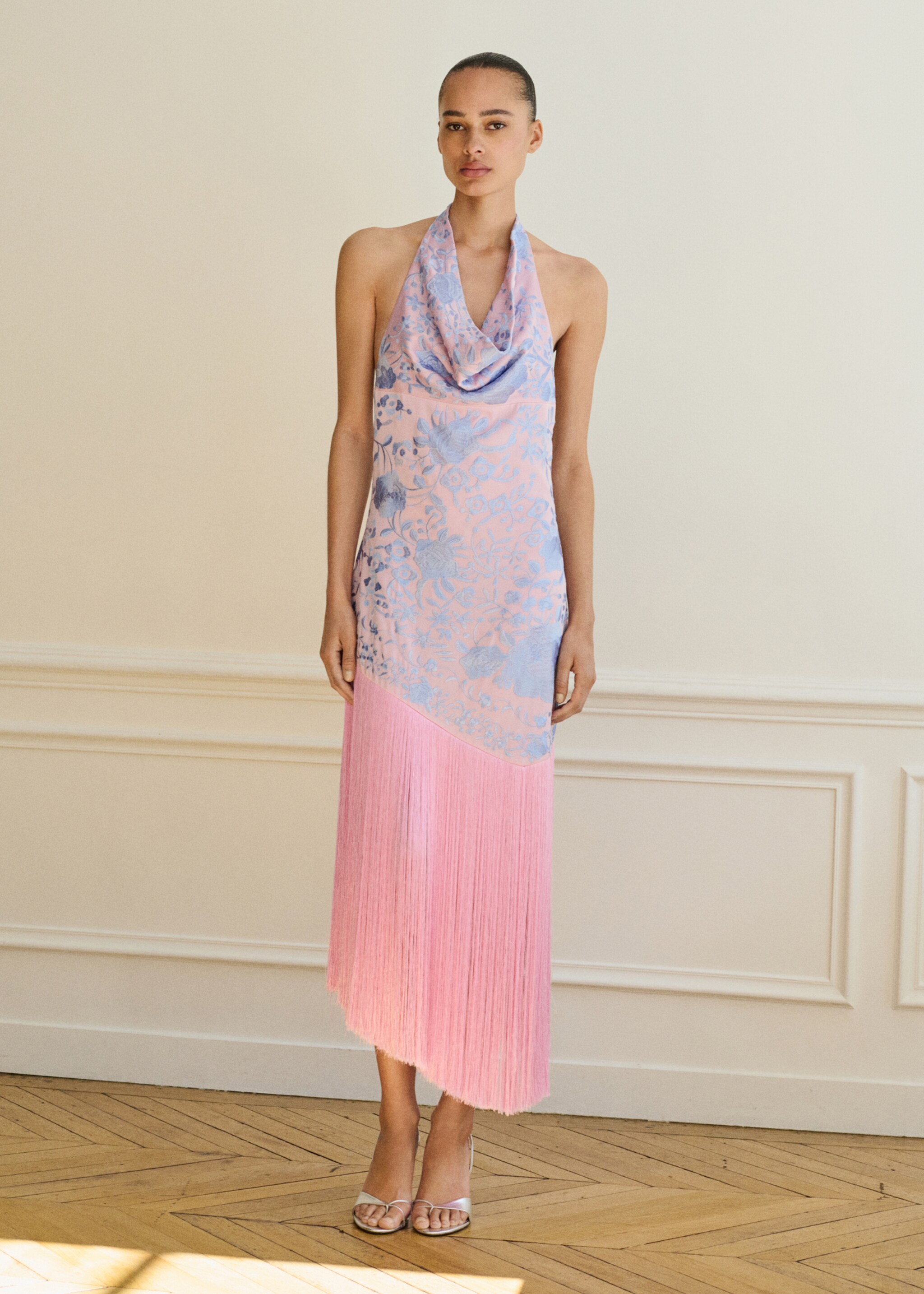 Vestido assimétrico com bordados e franjas - Plano geral