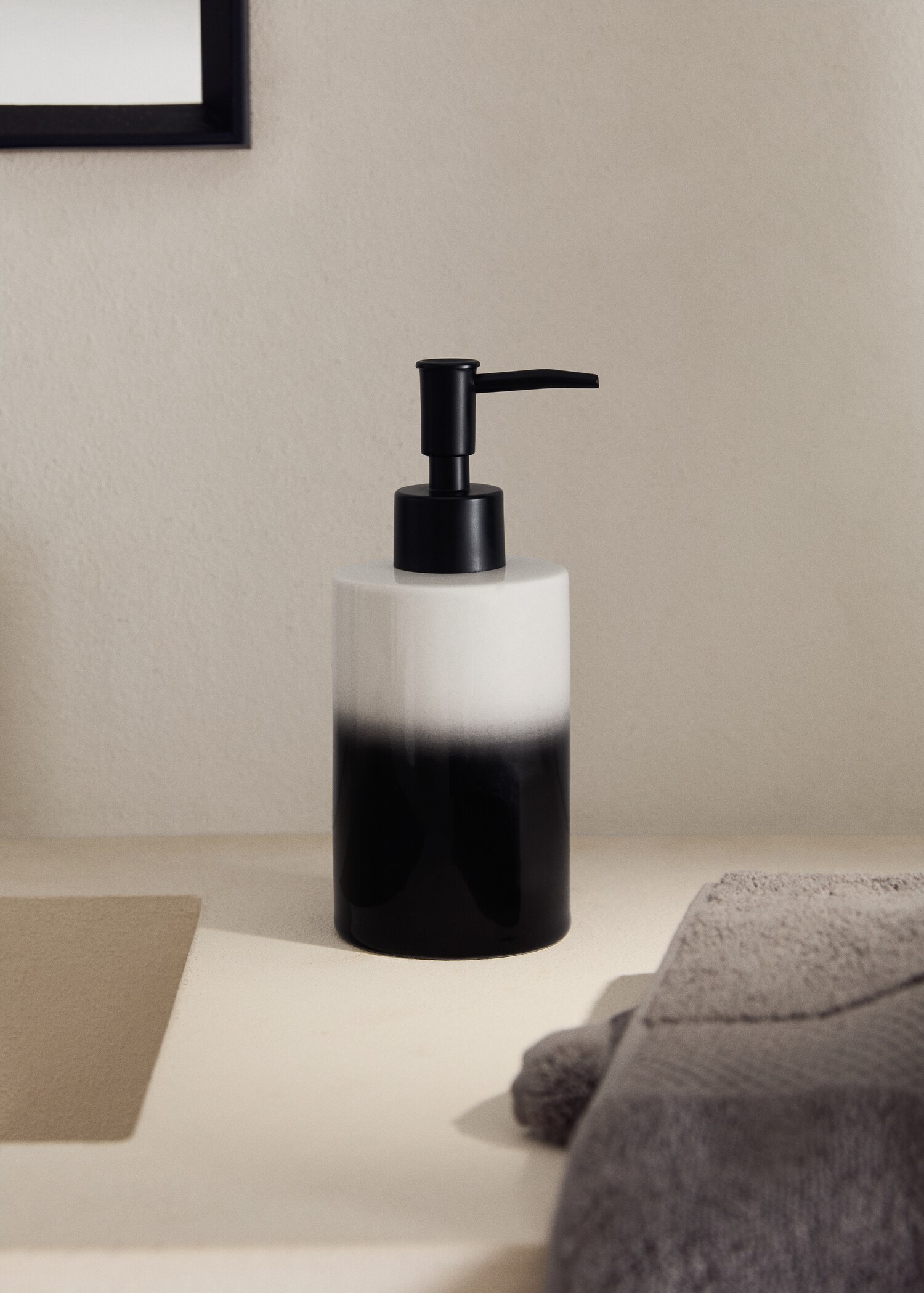 Degraded chinaware dispenser - General plane