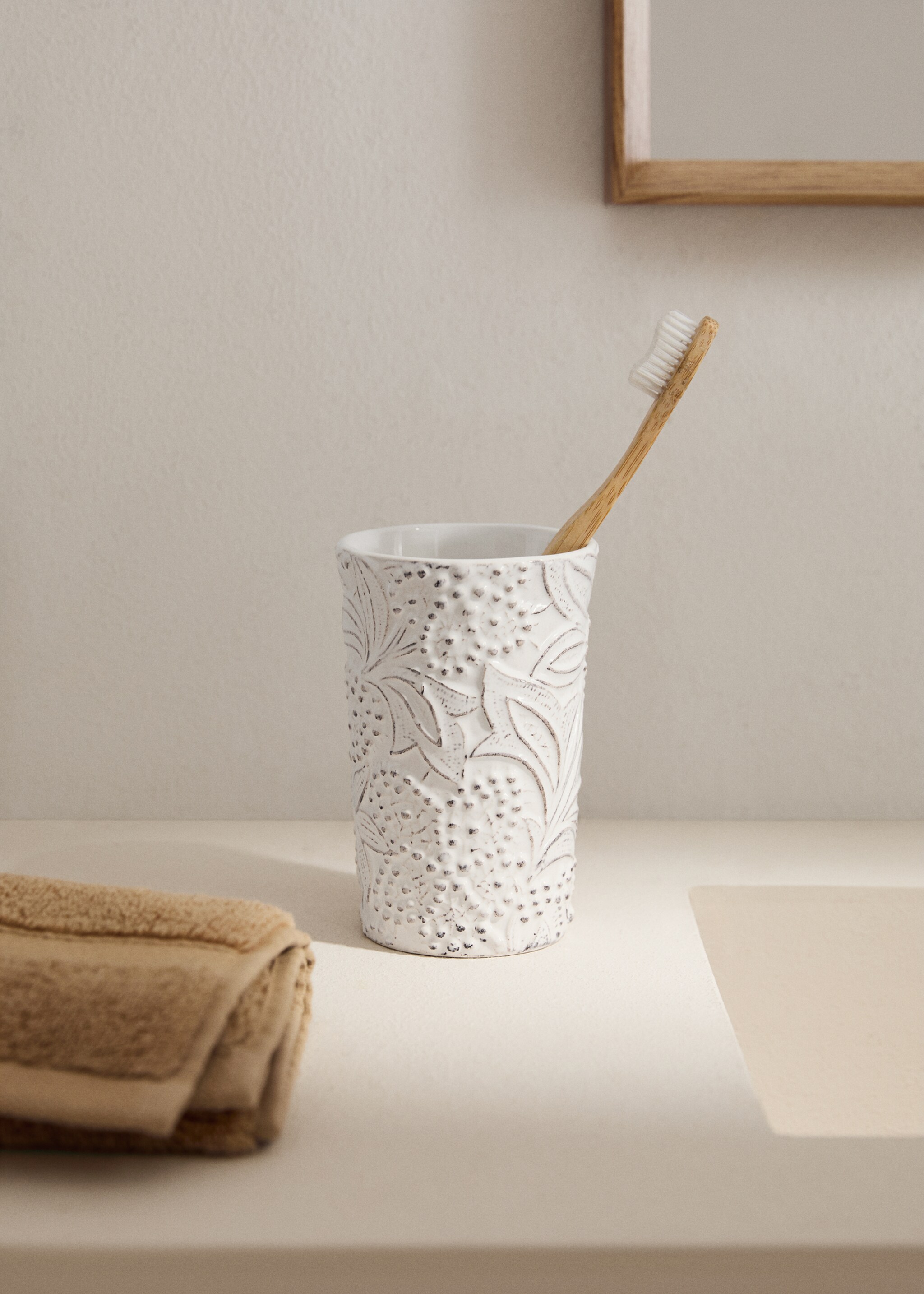 Embossed bathroom tumbler - General plane