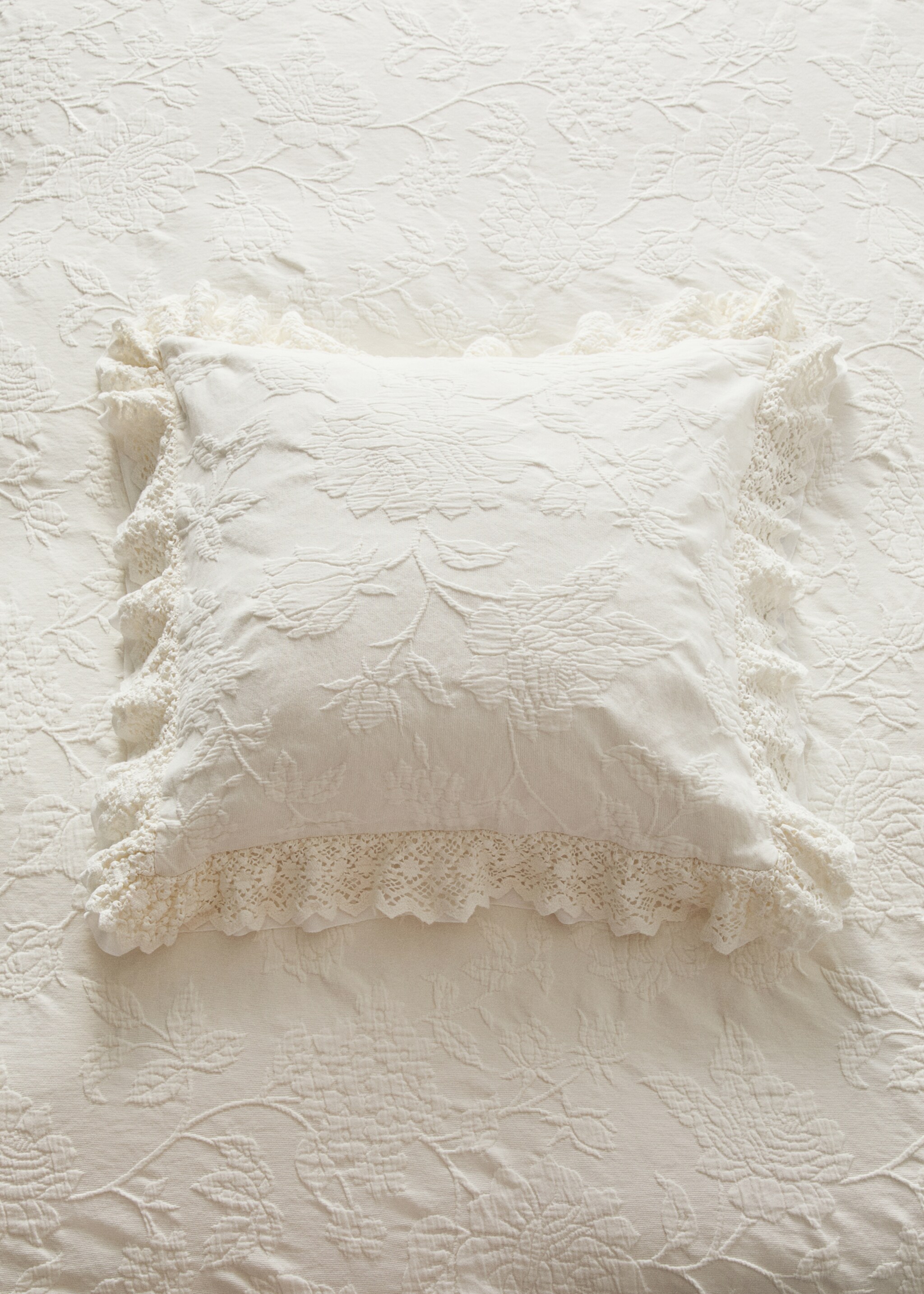 Funda cojín cama jacquard volante voile puntilla 50x50 cm - Plano general, Blanco roto. Ref: 17081530-00.
