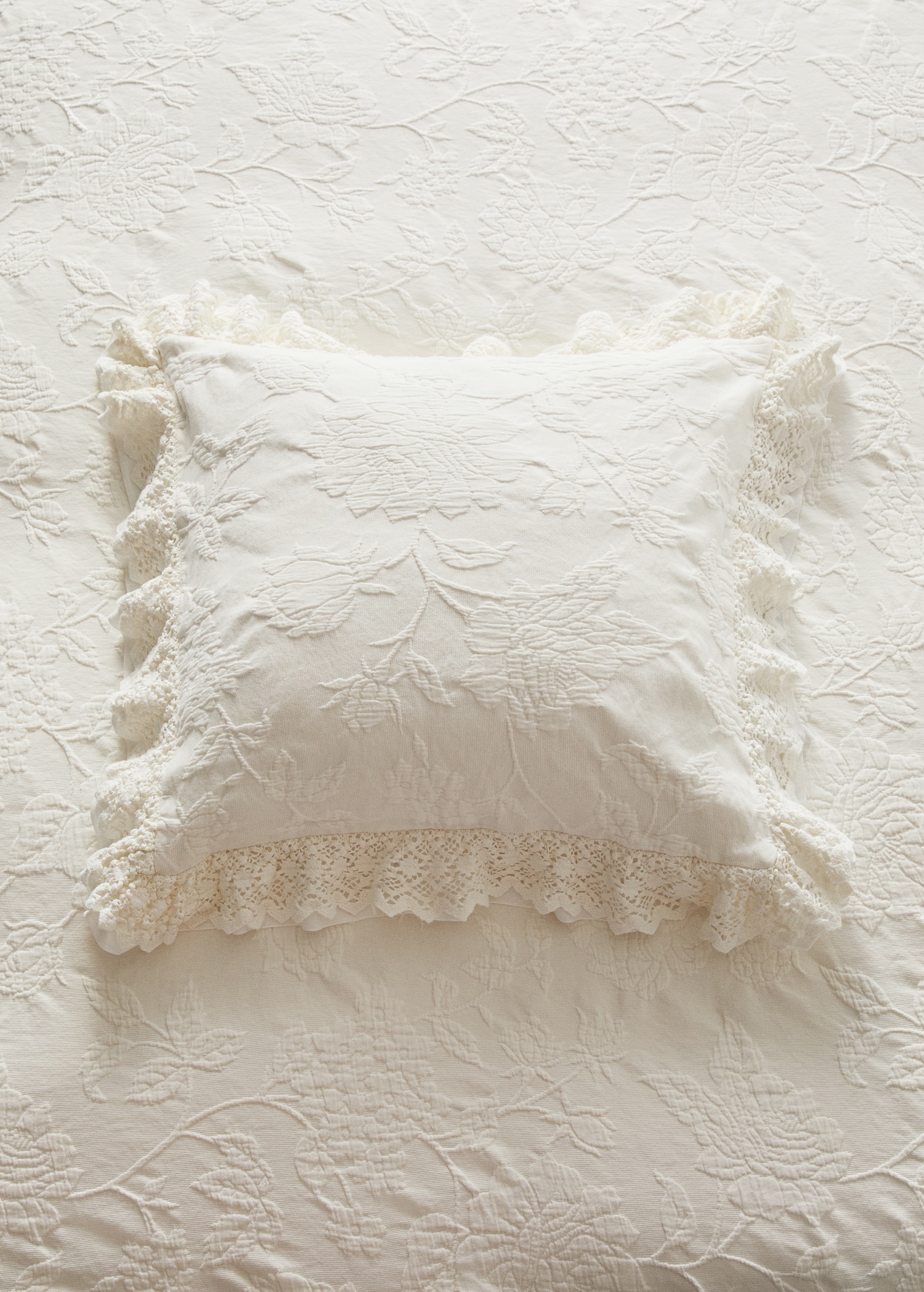 Funda cojín cama jacquard volante voile puntilla 50x50 cm - Plano general