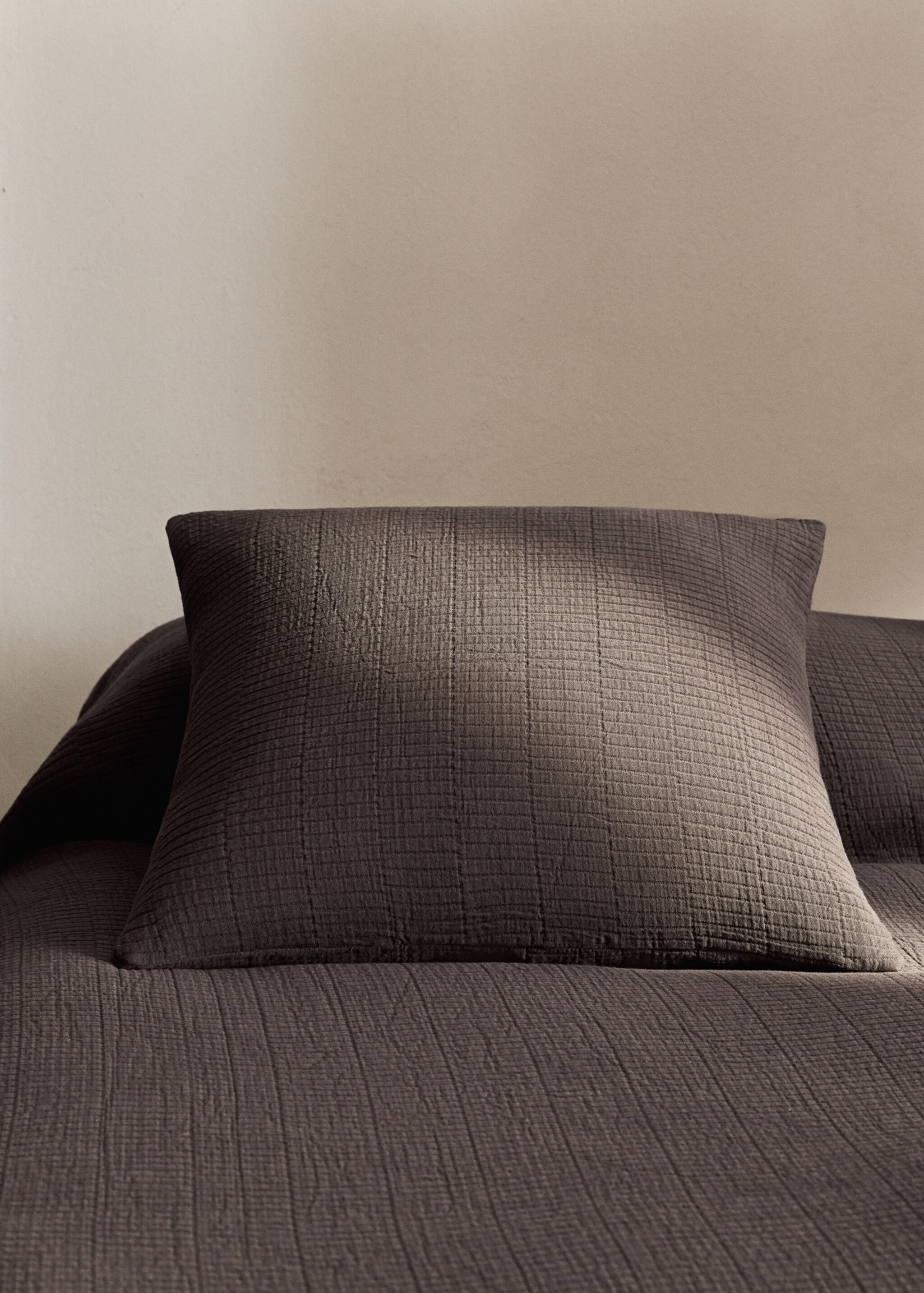 Garment-dyed cushion cover with hem 50x50 cm - General plane, Brown. Ref: 17081533-00.