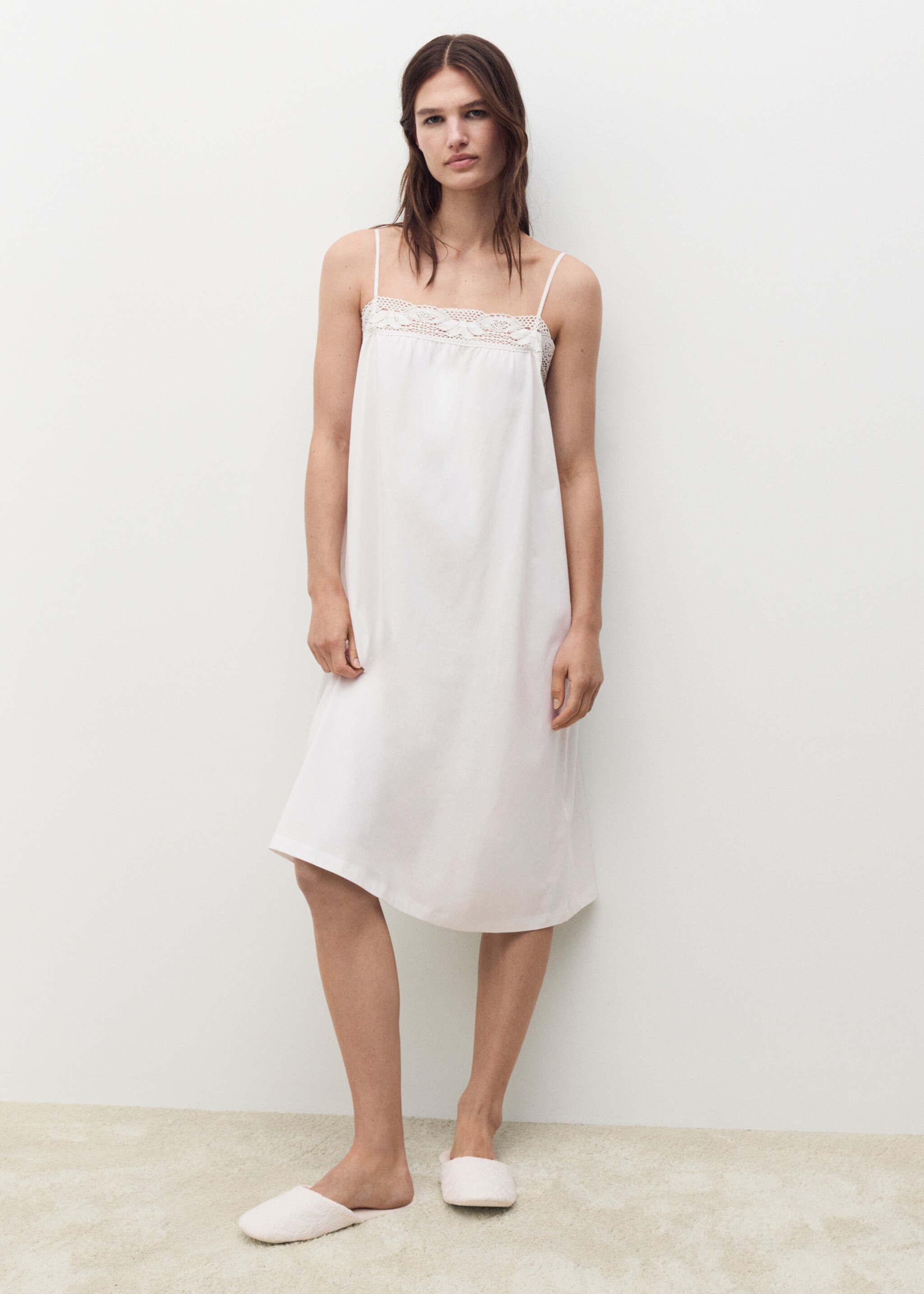 Cotton lace nightgown - General plane