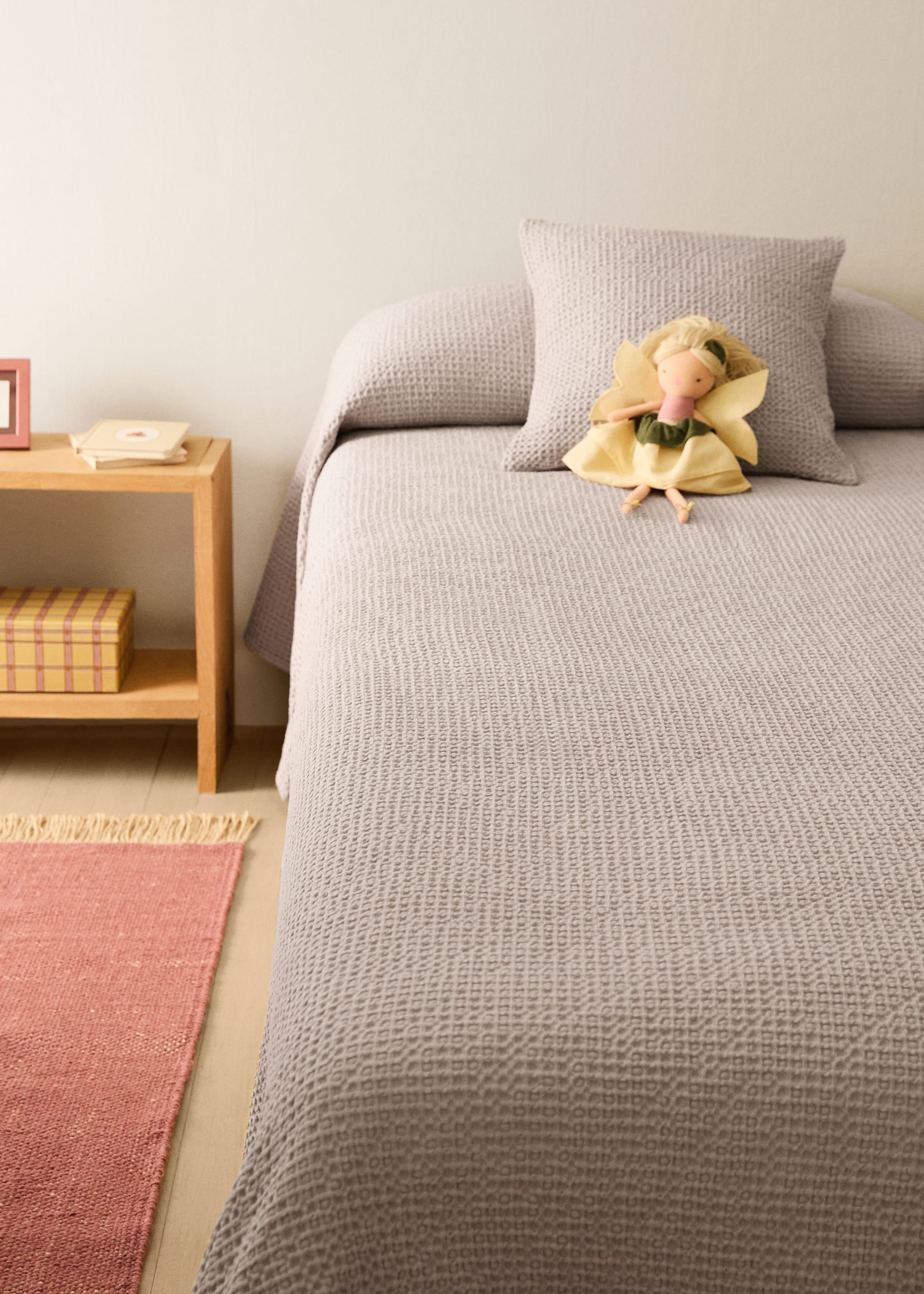 Stückgefärbte Tagesdecke aus Waffel-Piqué für Kinderbettchen - Allgemeine Ansicht, Mittelbraun. Ref: 17081545-00.