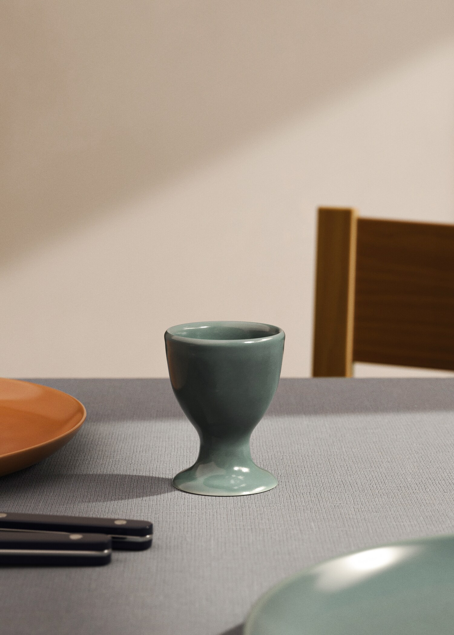 Stoneware egg cup - General plane