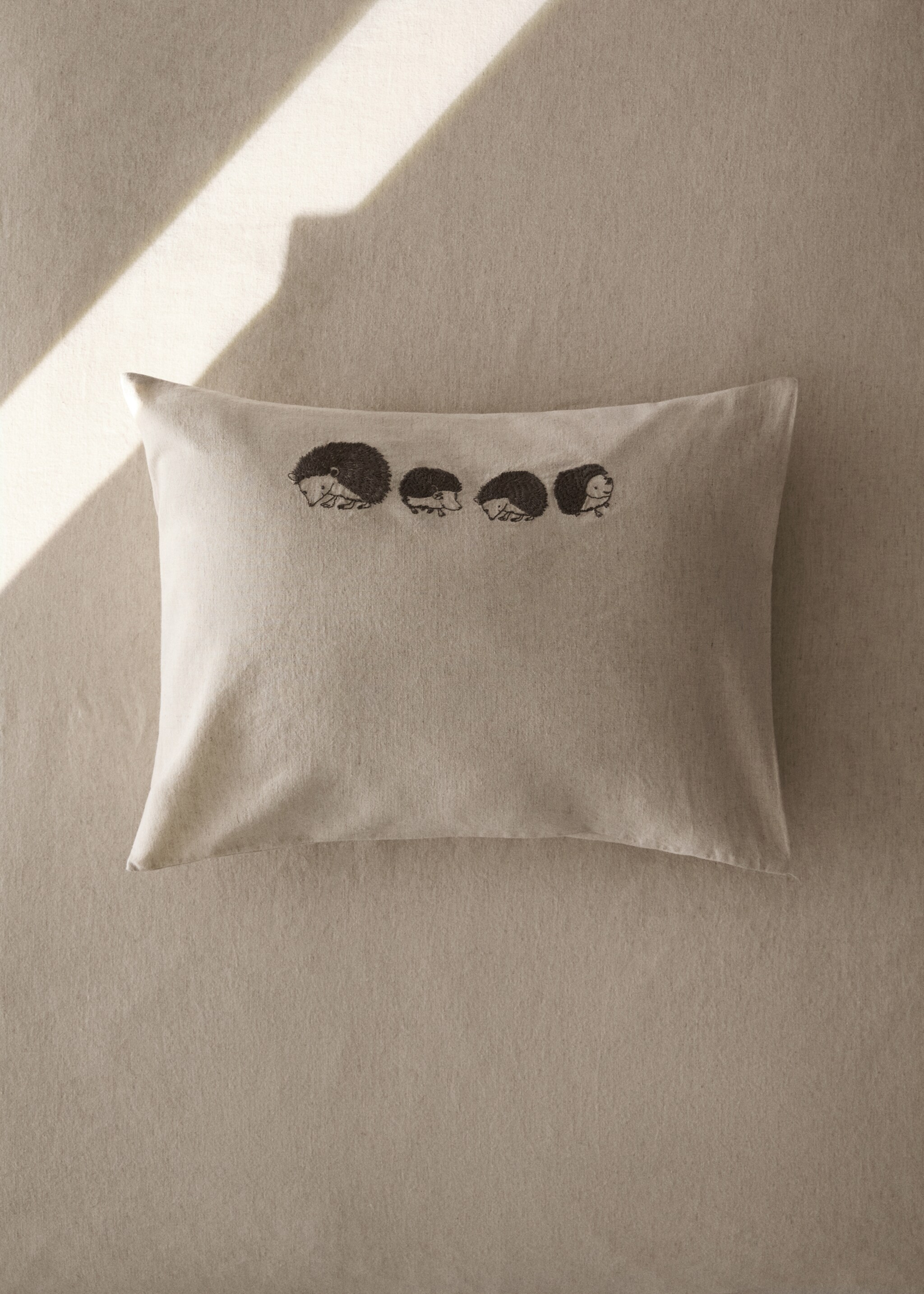 Children's cotton-linen cushion cover with embroidered hedgehogs - General plane, Beige. Ref: 17082548-00.