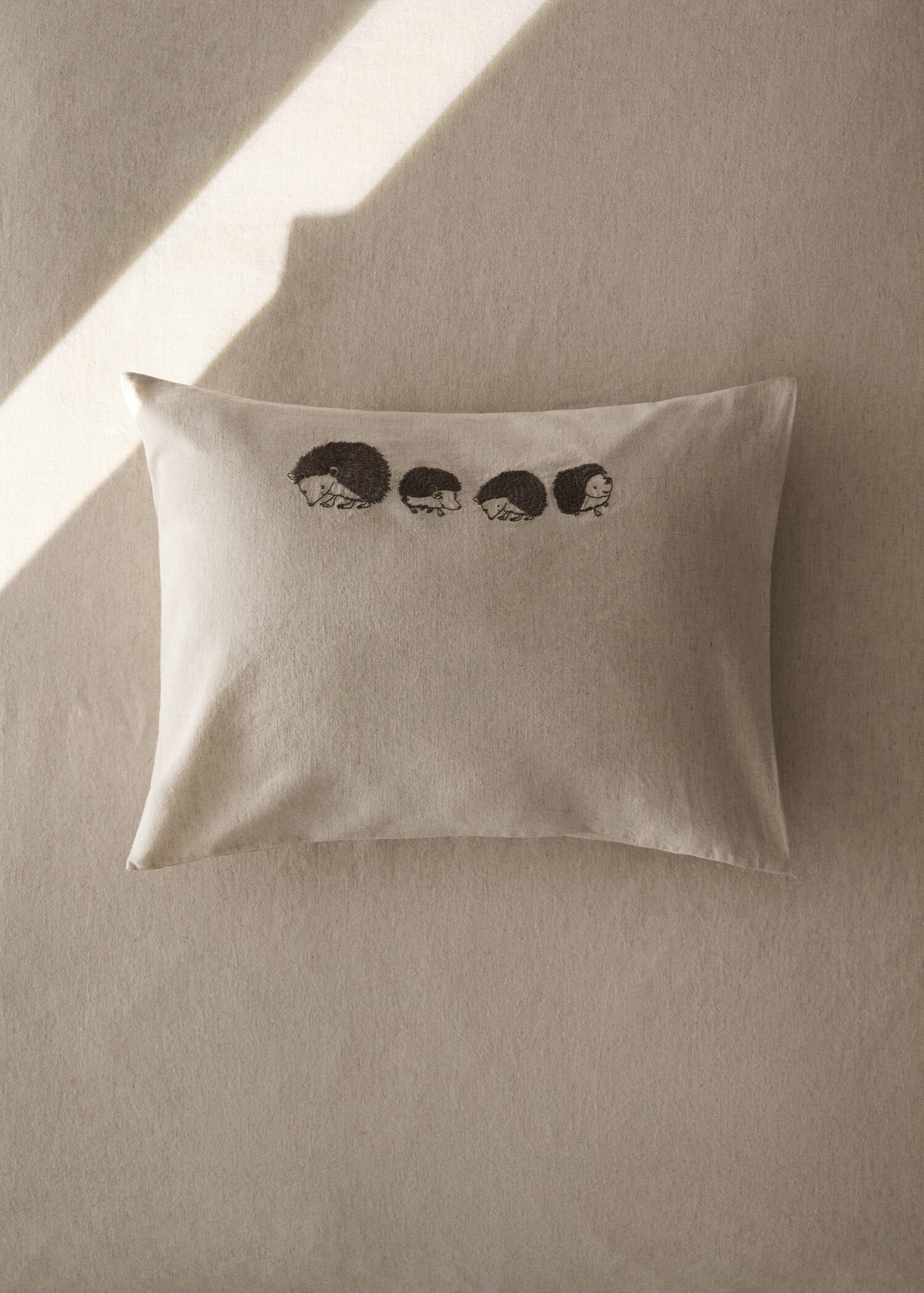 Children's cushion cover in cotton linen with embroidered hedgehogs - General plane