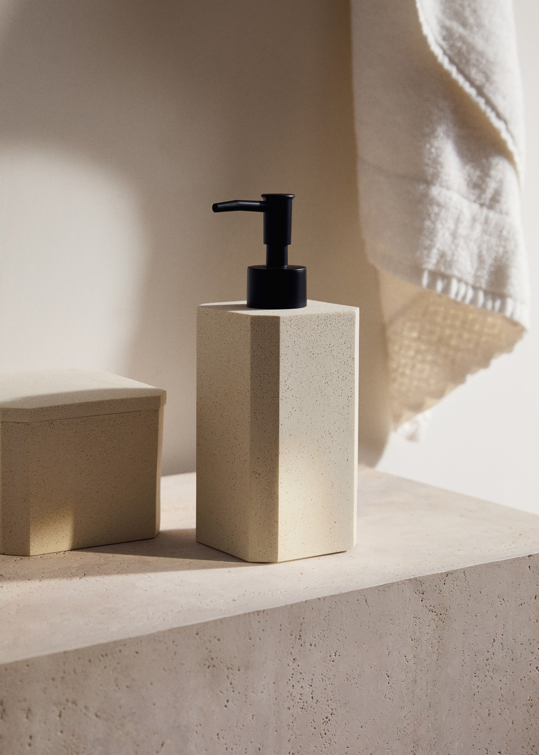 Square resin soap dispenser - Γενικό πλάνο, Άμμος. Ref: 17082918-00.