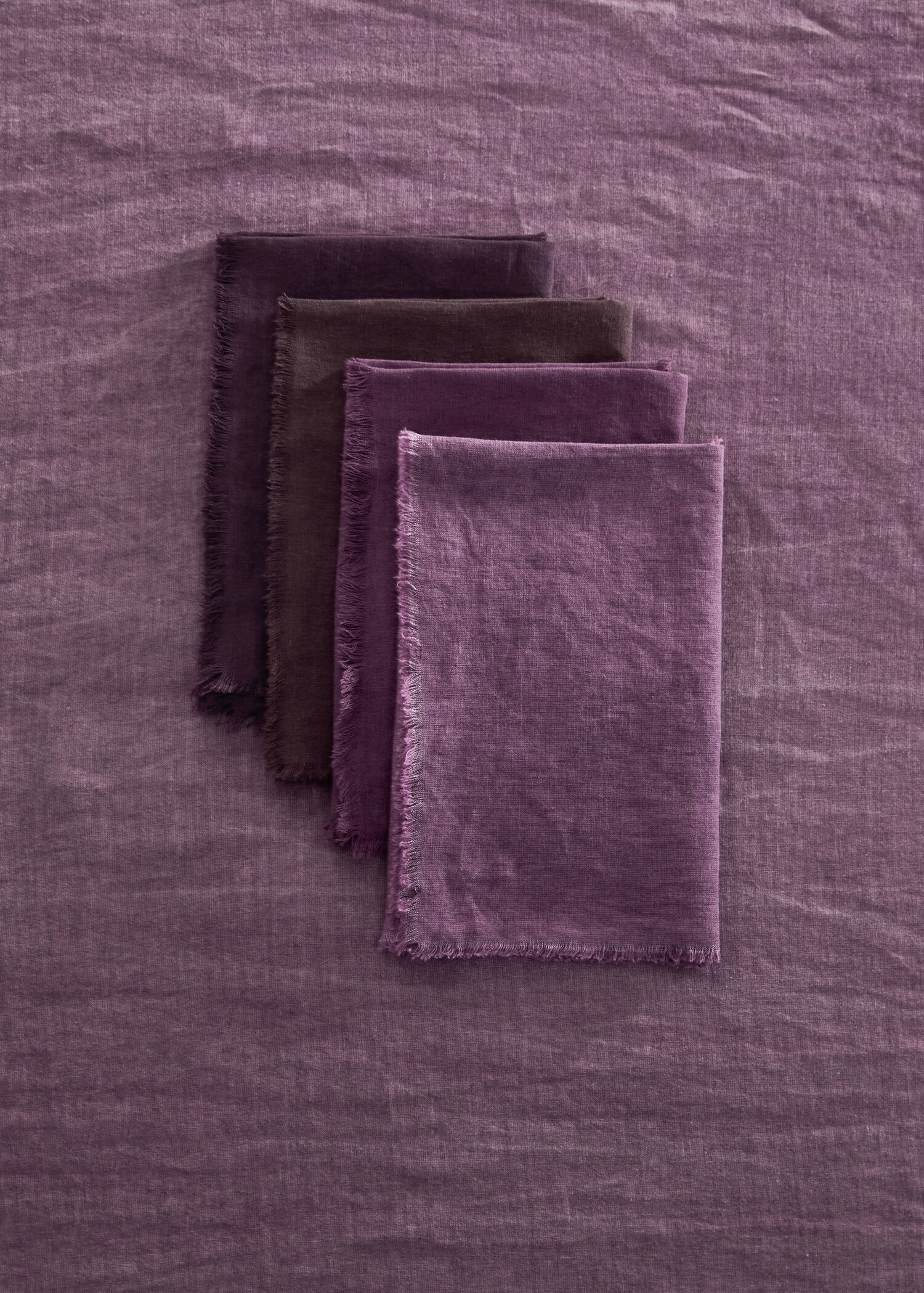 Linen napkins with frayed edges - General plane