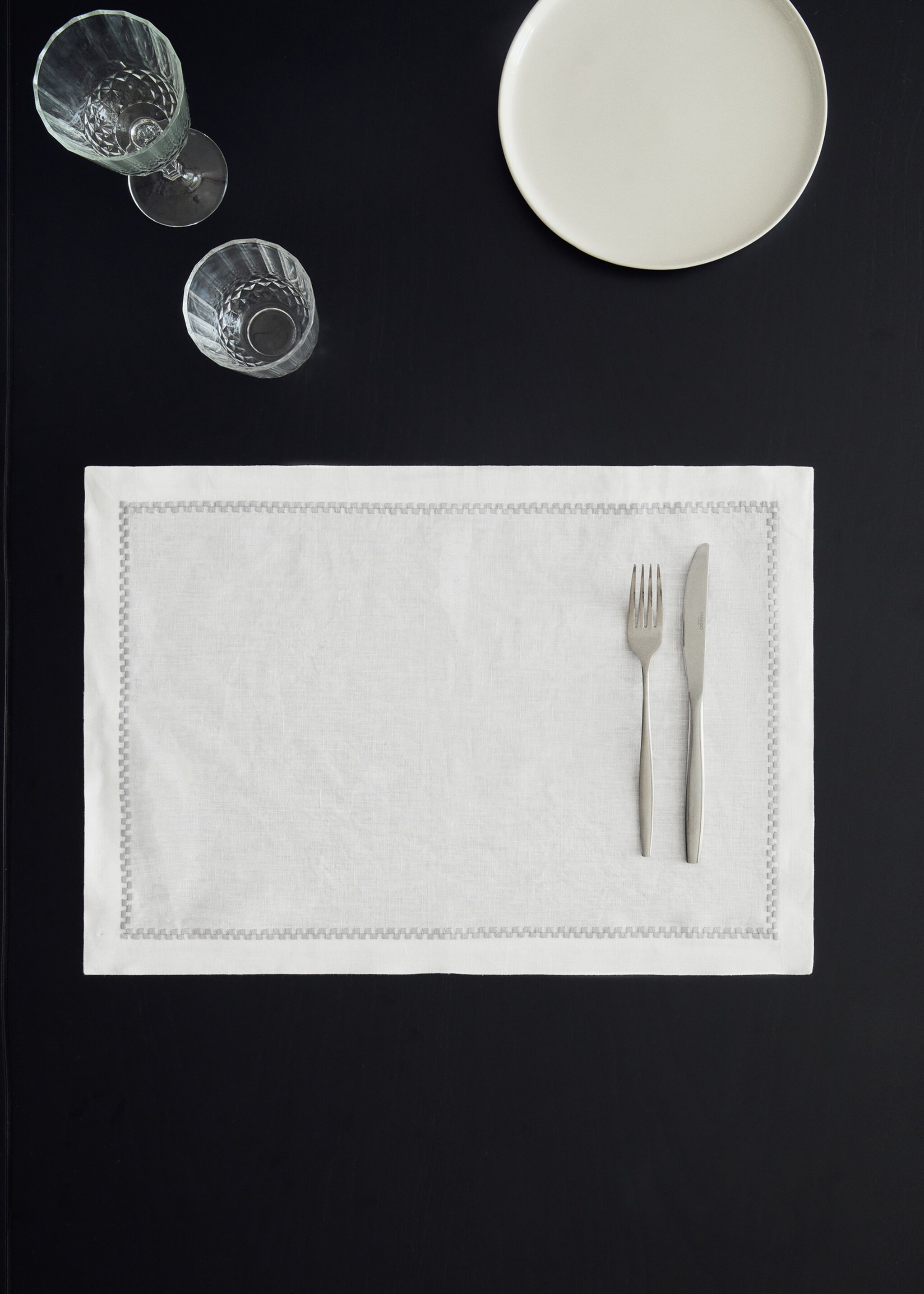 100% linen placeholder with embroidered detail - General plane, Grey. Ref: 17083826-00.
