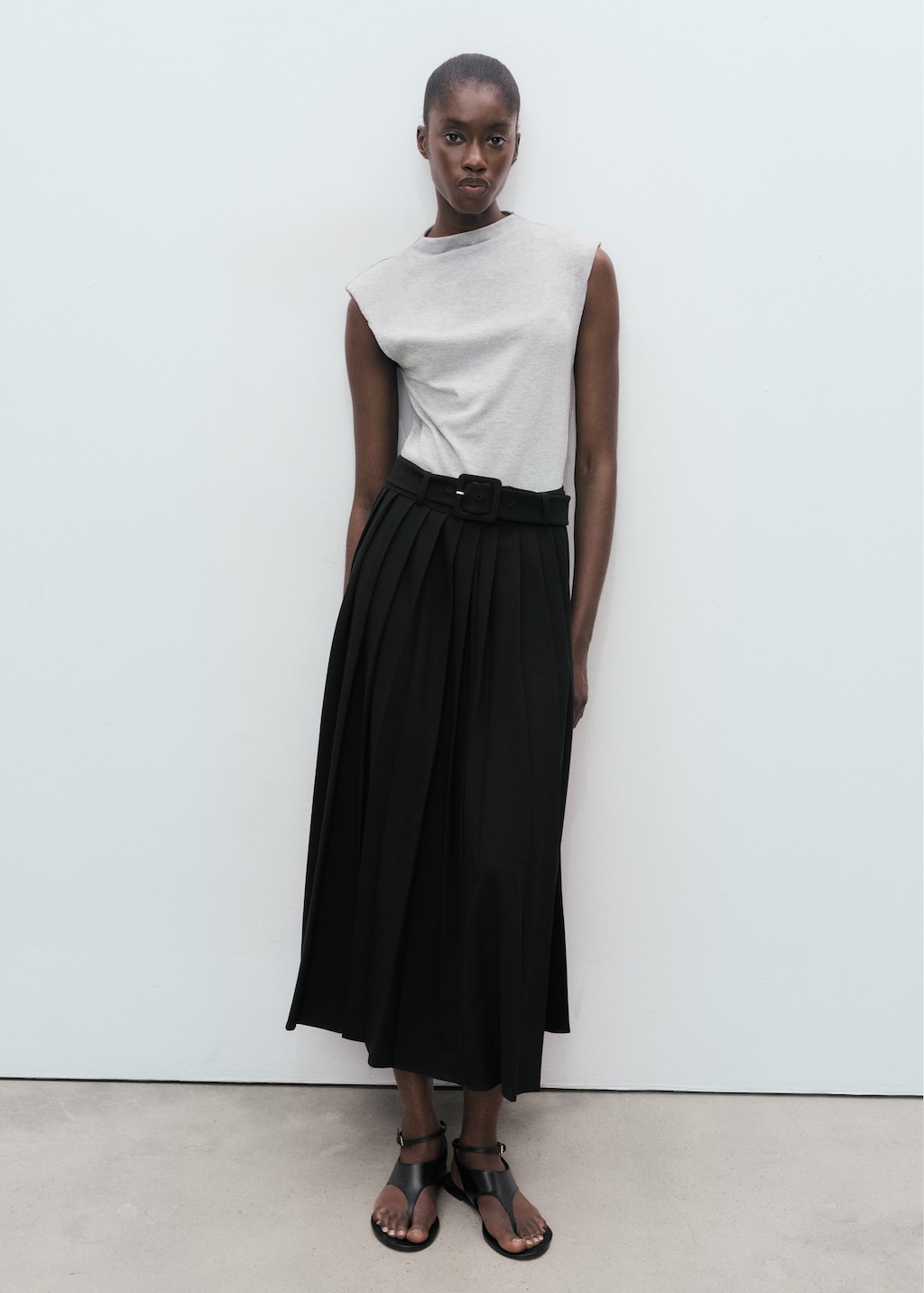 Contrasting belt dress