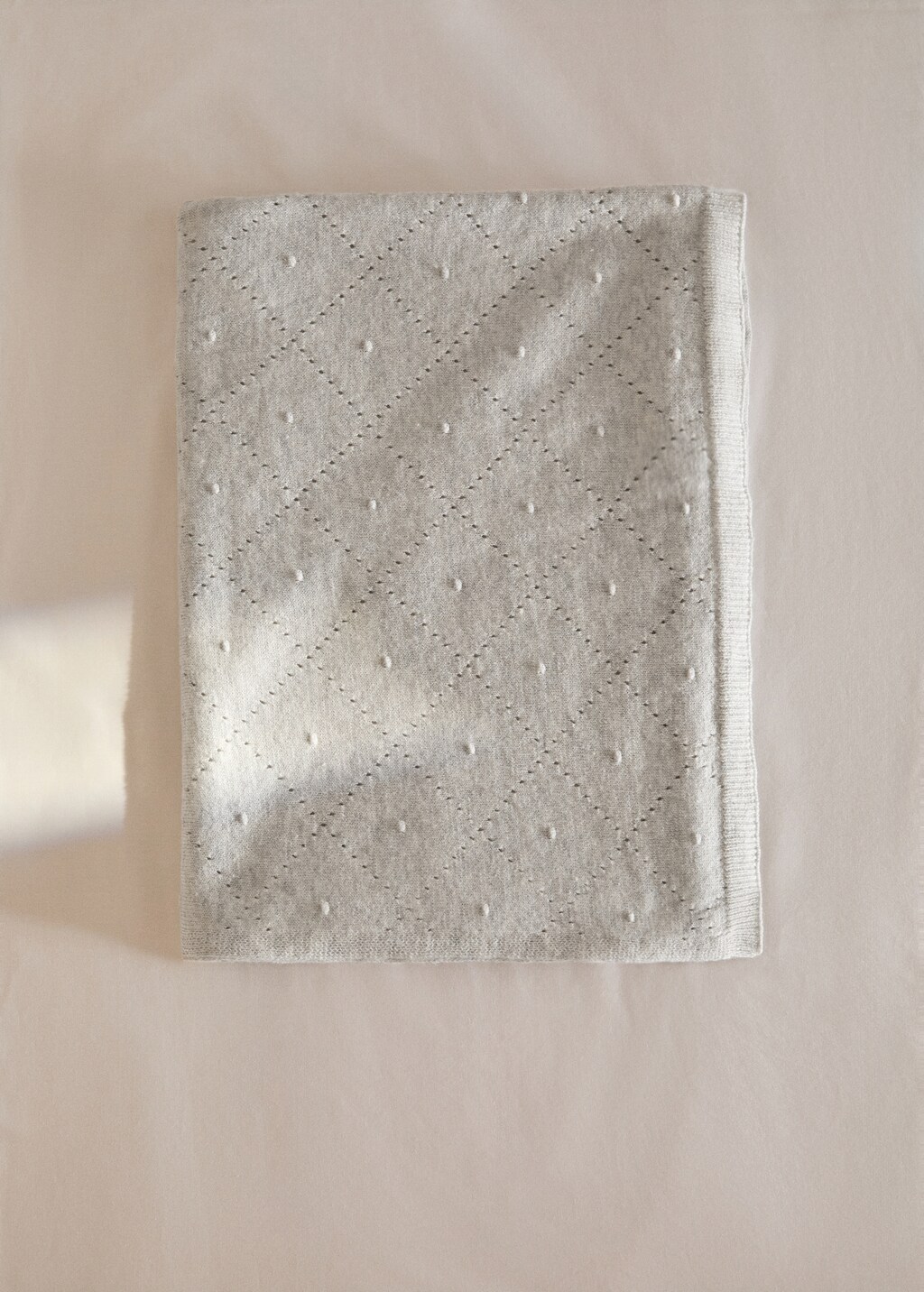 Embroidered children’s blanket with rhombus design