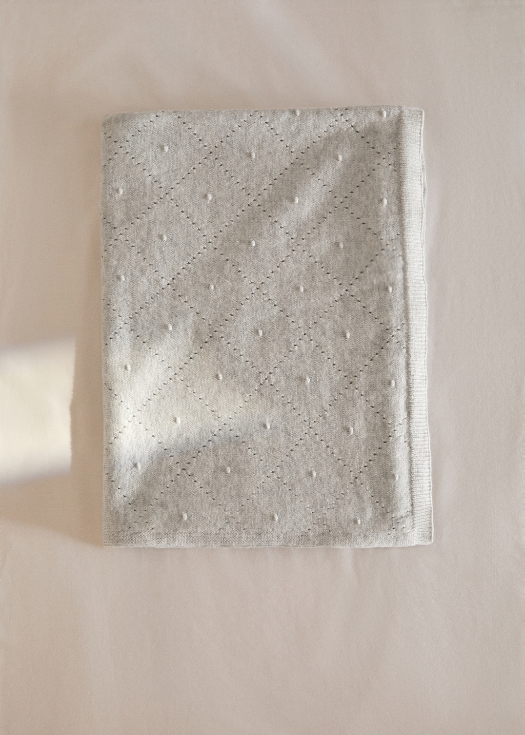 Embroidered children’s blanket with rhombus design