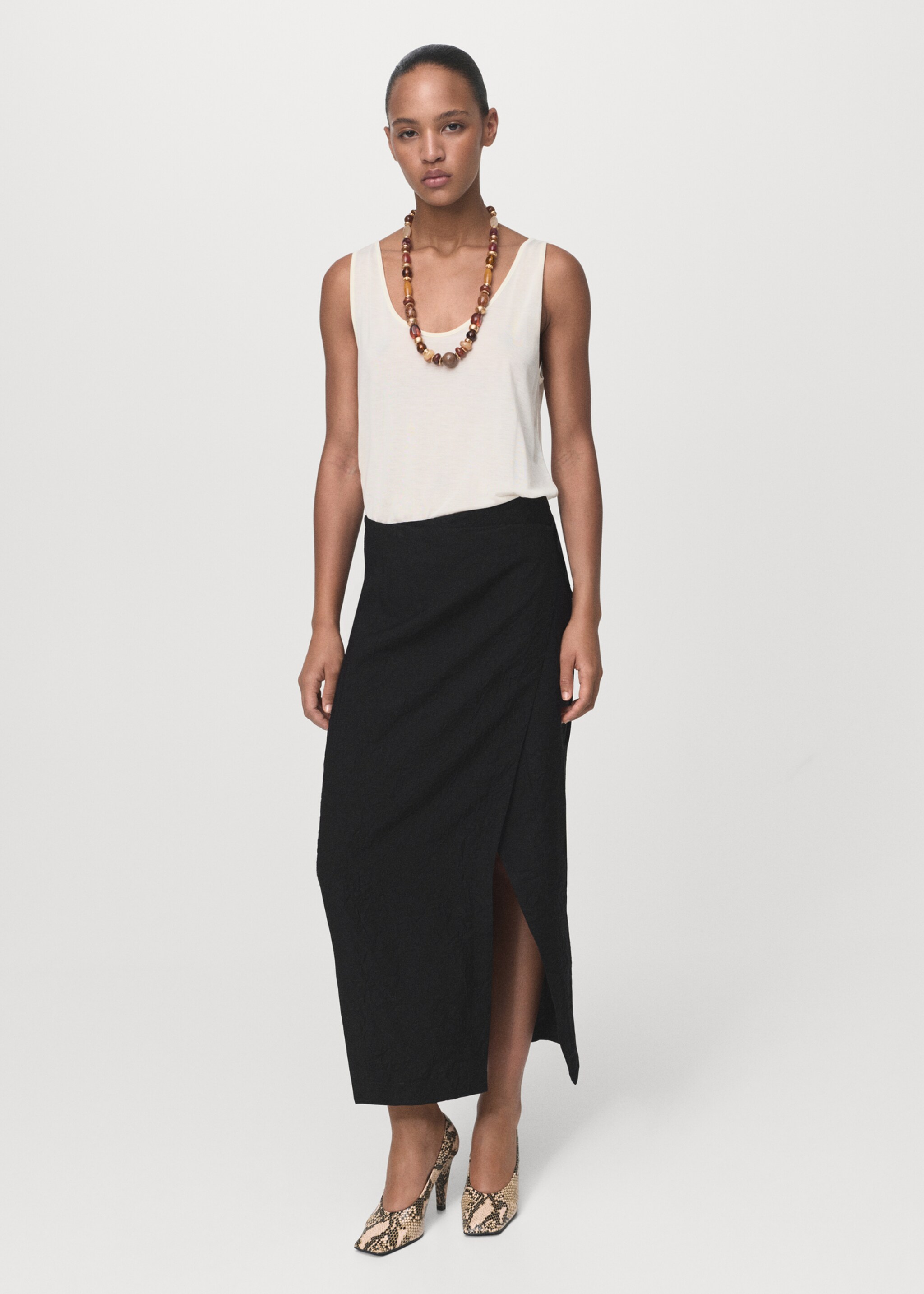 Creased-effect wrap-around skirt - General plane, Black. Ref: 17084421-00.