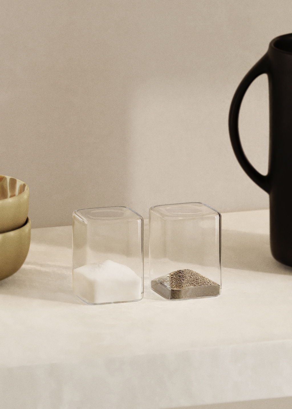 Transparent borosilicate salt and pepper shaker set