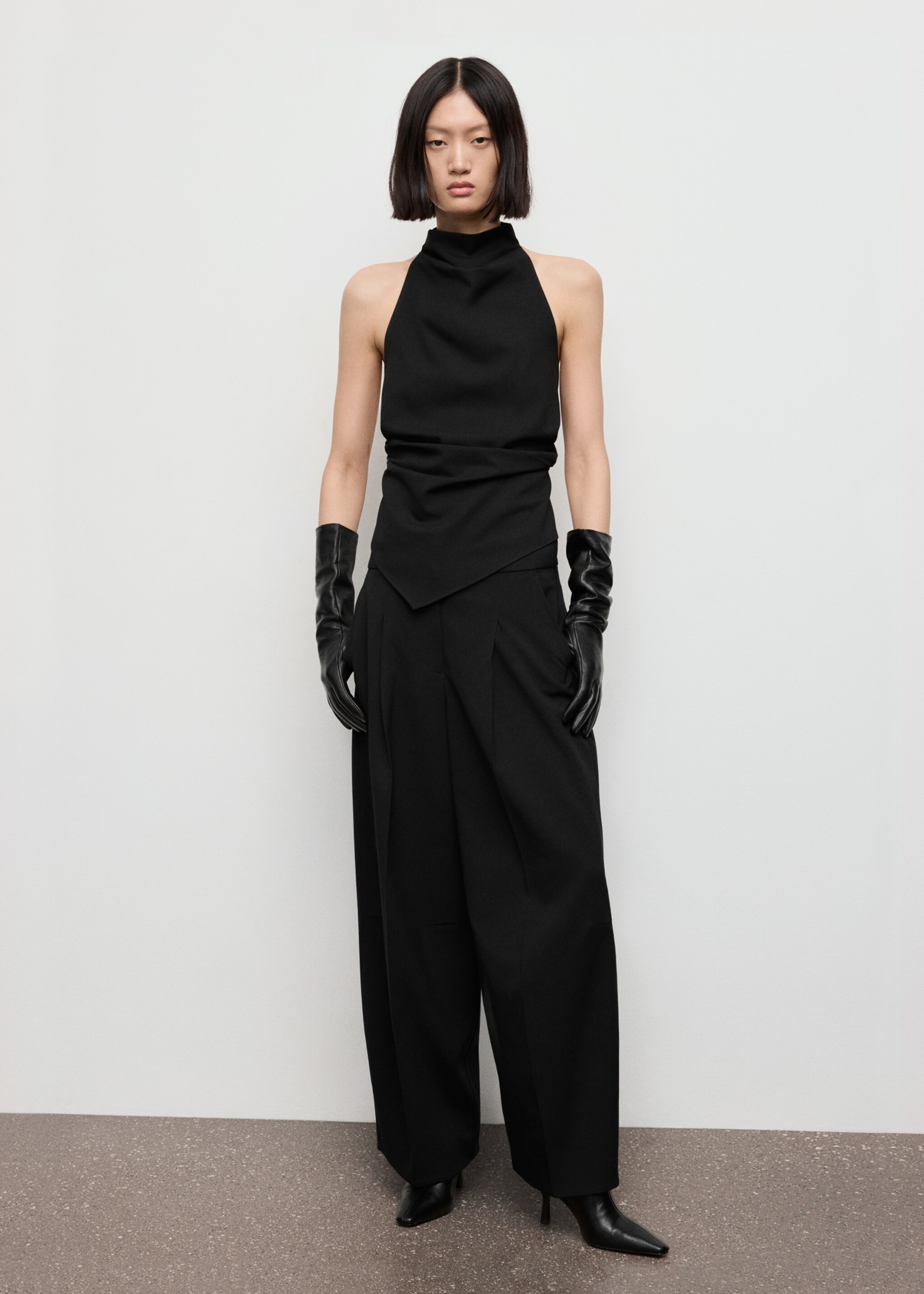 Halter top with open back - Plan général, Noir. Ref: 17087797-00.