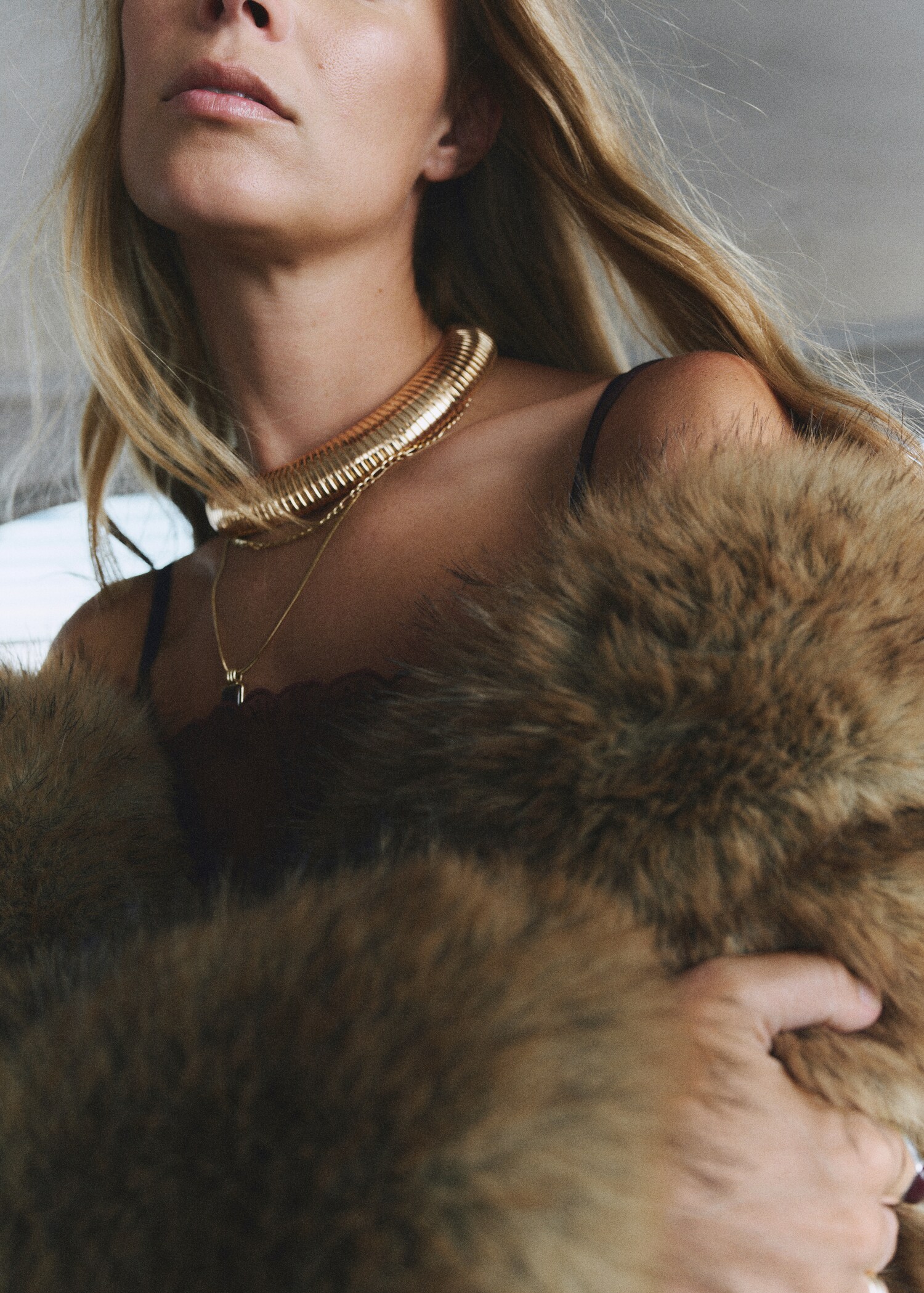 Metallic choker necklace - General plane