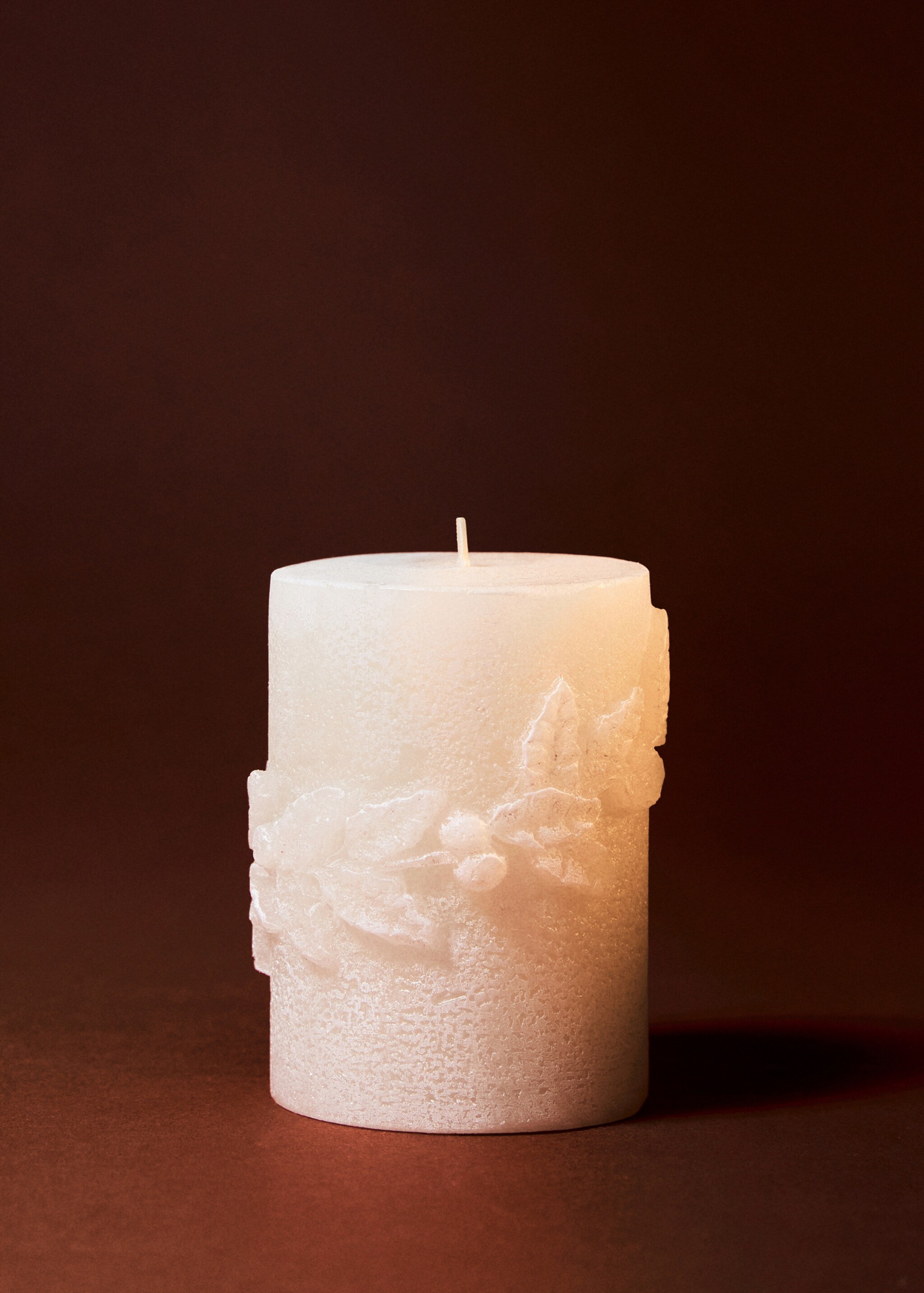 Decorative candle with small leaf design - General plane, Ecru. Ref: 17087910-00.