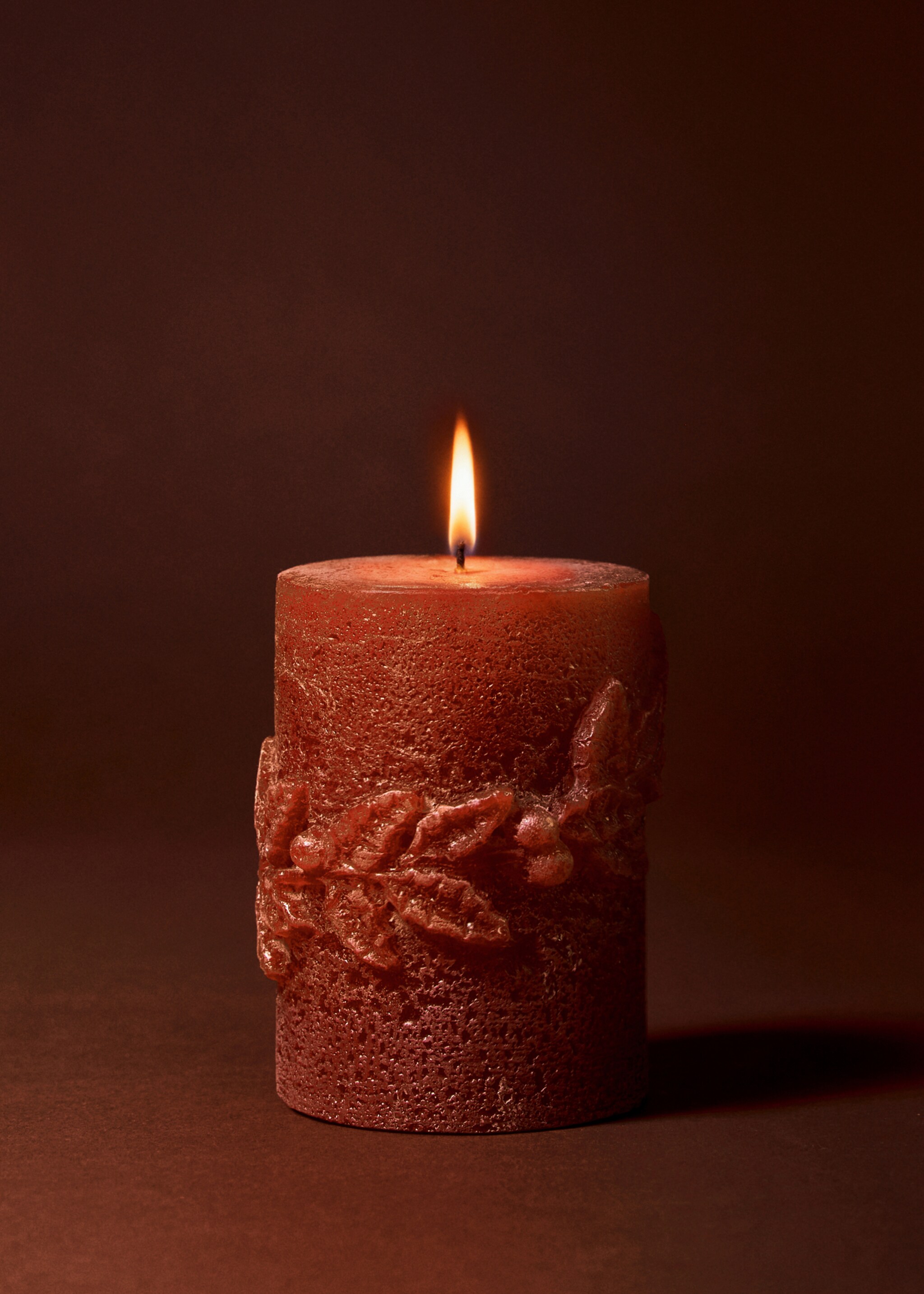 Decorative candle with small leaf design - General plane, Red. Ref: 17087910-00.