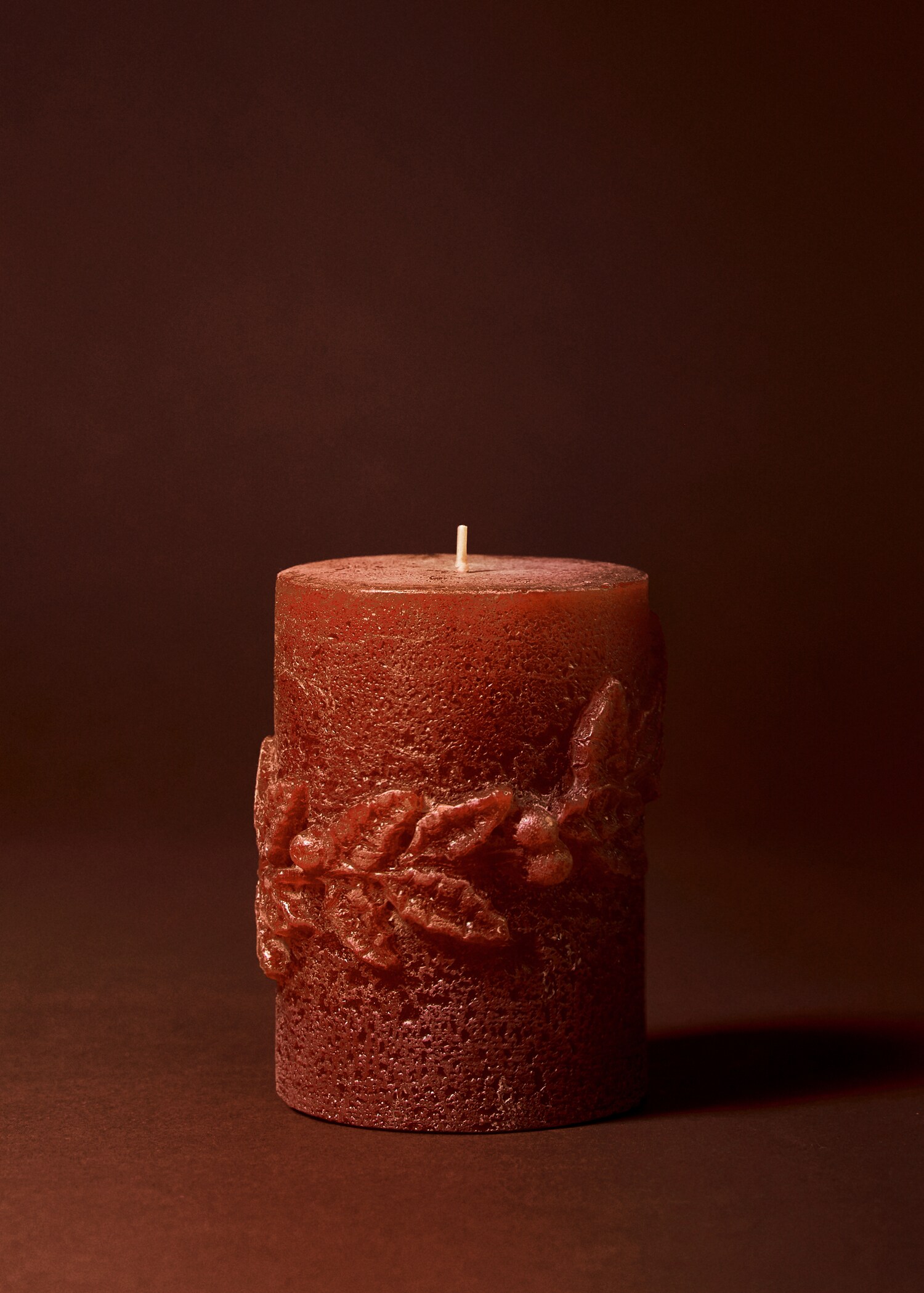Decorative candle with small leaf design - General plane
