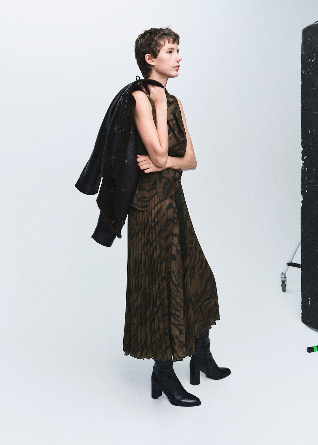 Pleated skirt with belt