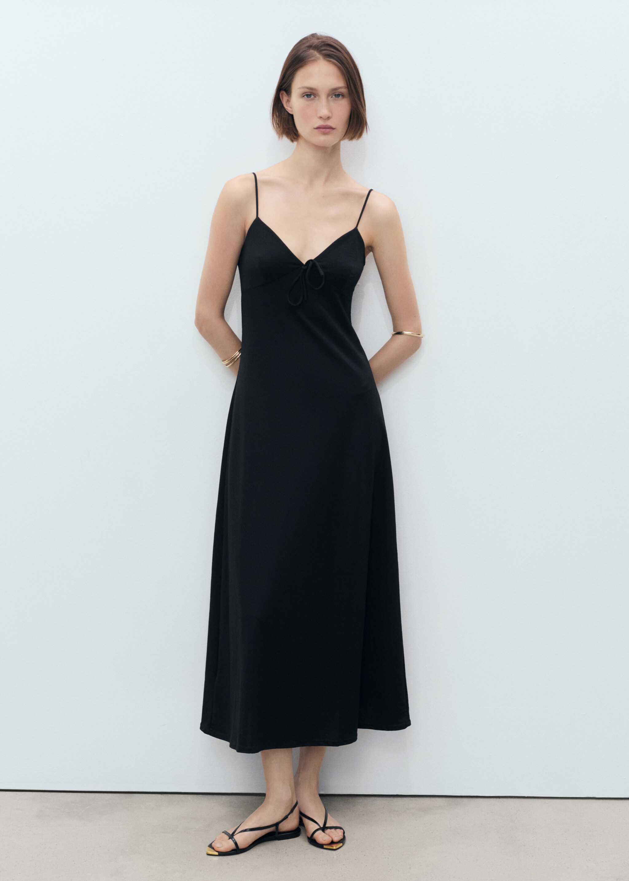 Long dress with bow neckline - General plane