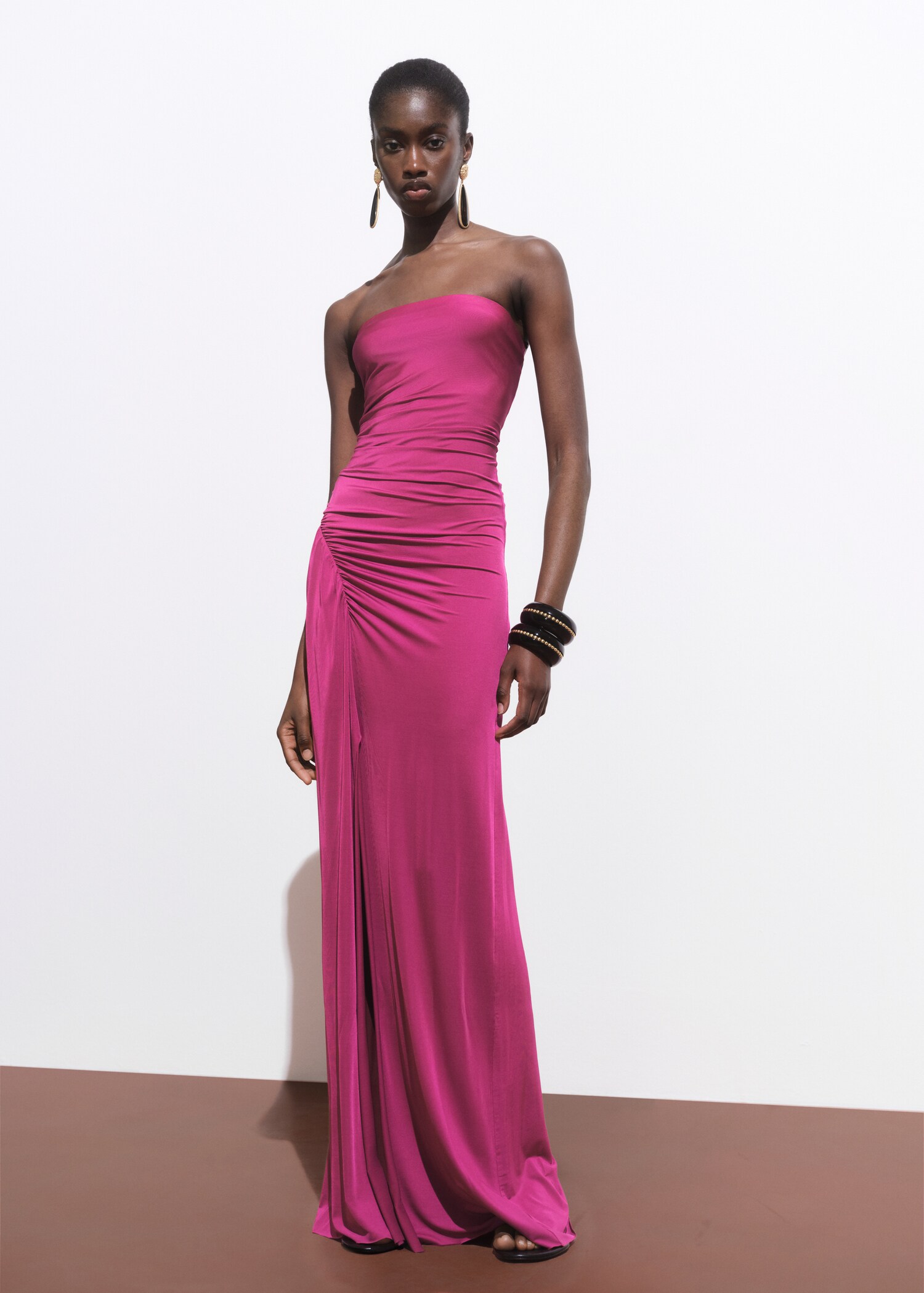 Schulterfreies Kleid mit Drapierung - Allgemeine Ansicht