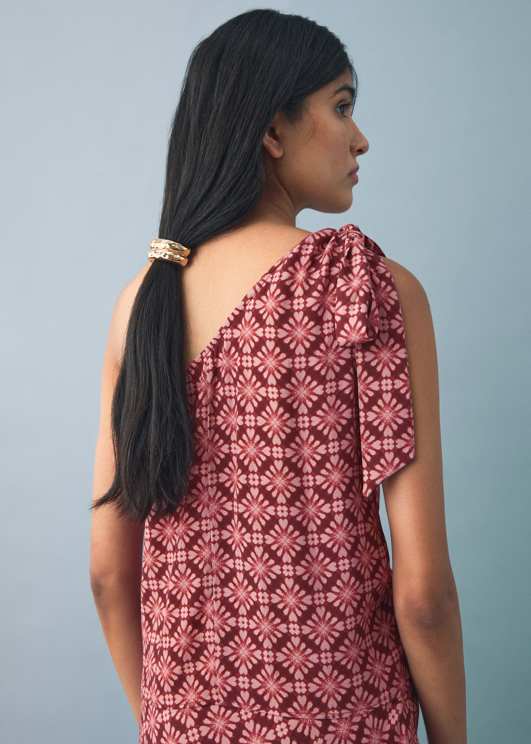 Asymmetrical blouse with bow at the neck - General plane