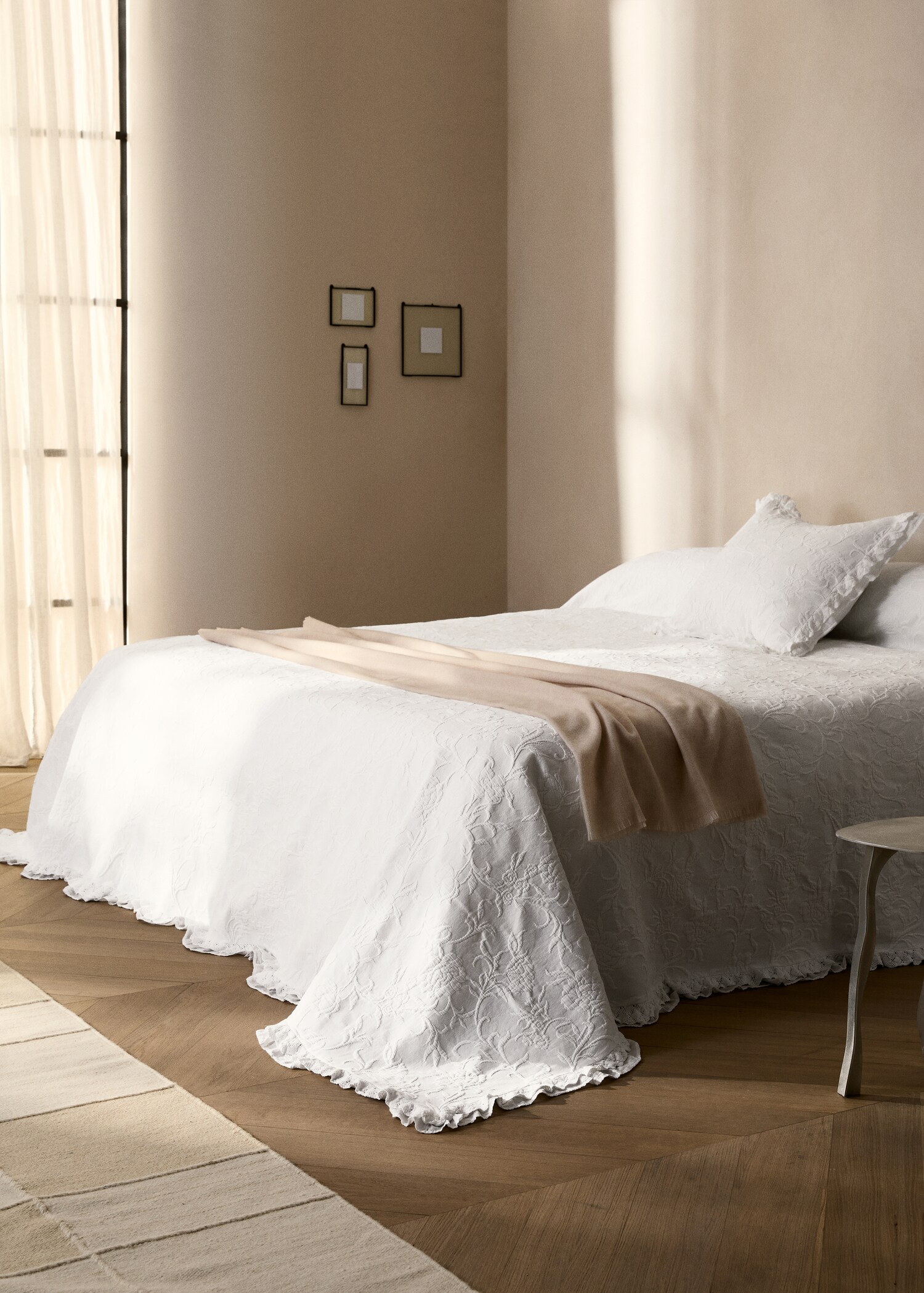 Tagesdecke aus Baumwolljacquard mit Blumenmuster und Volant, Bett 130/150 cm - Allgemeine Ansicht