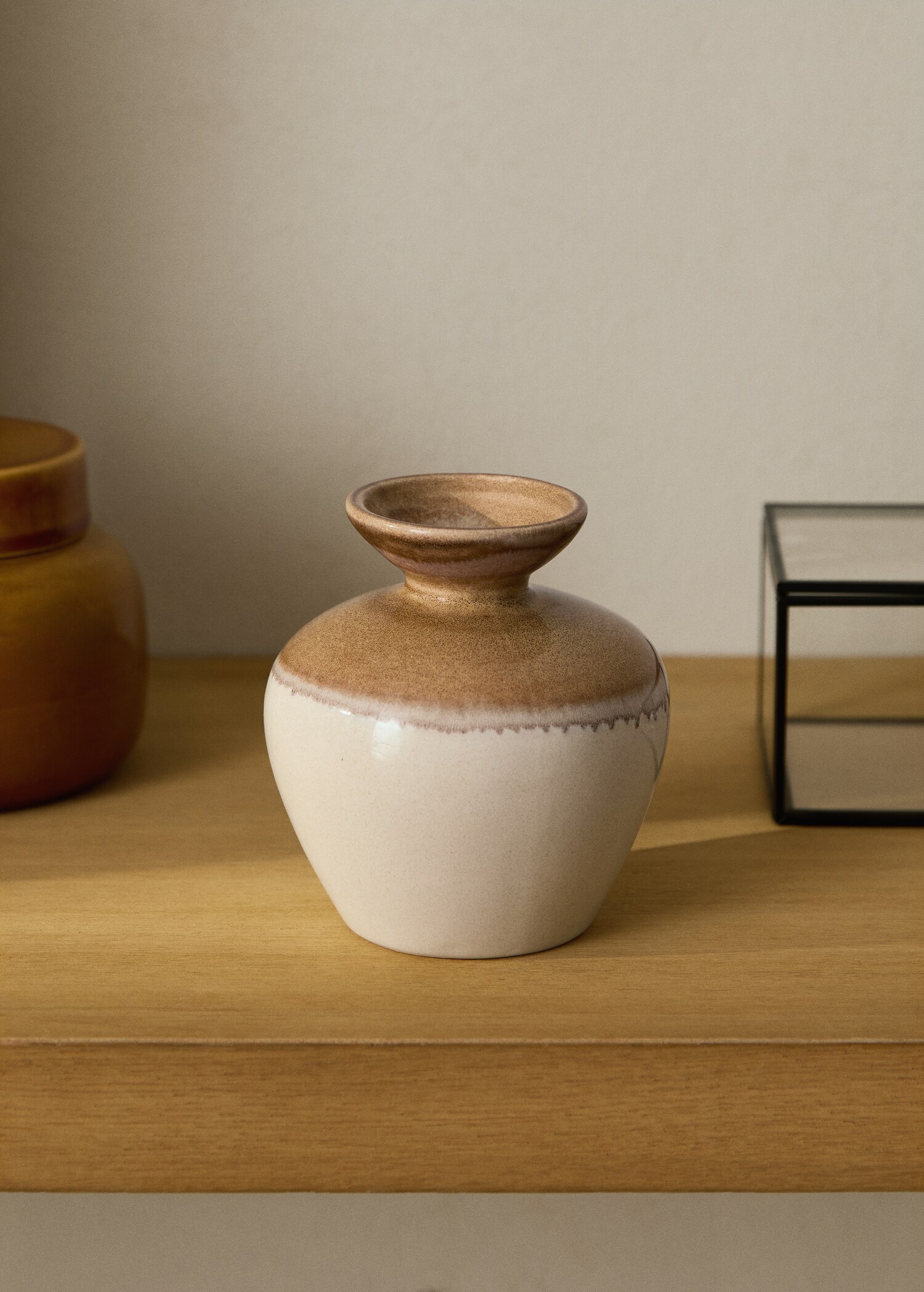 Small stoneware vase - General plane