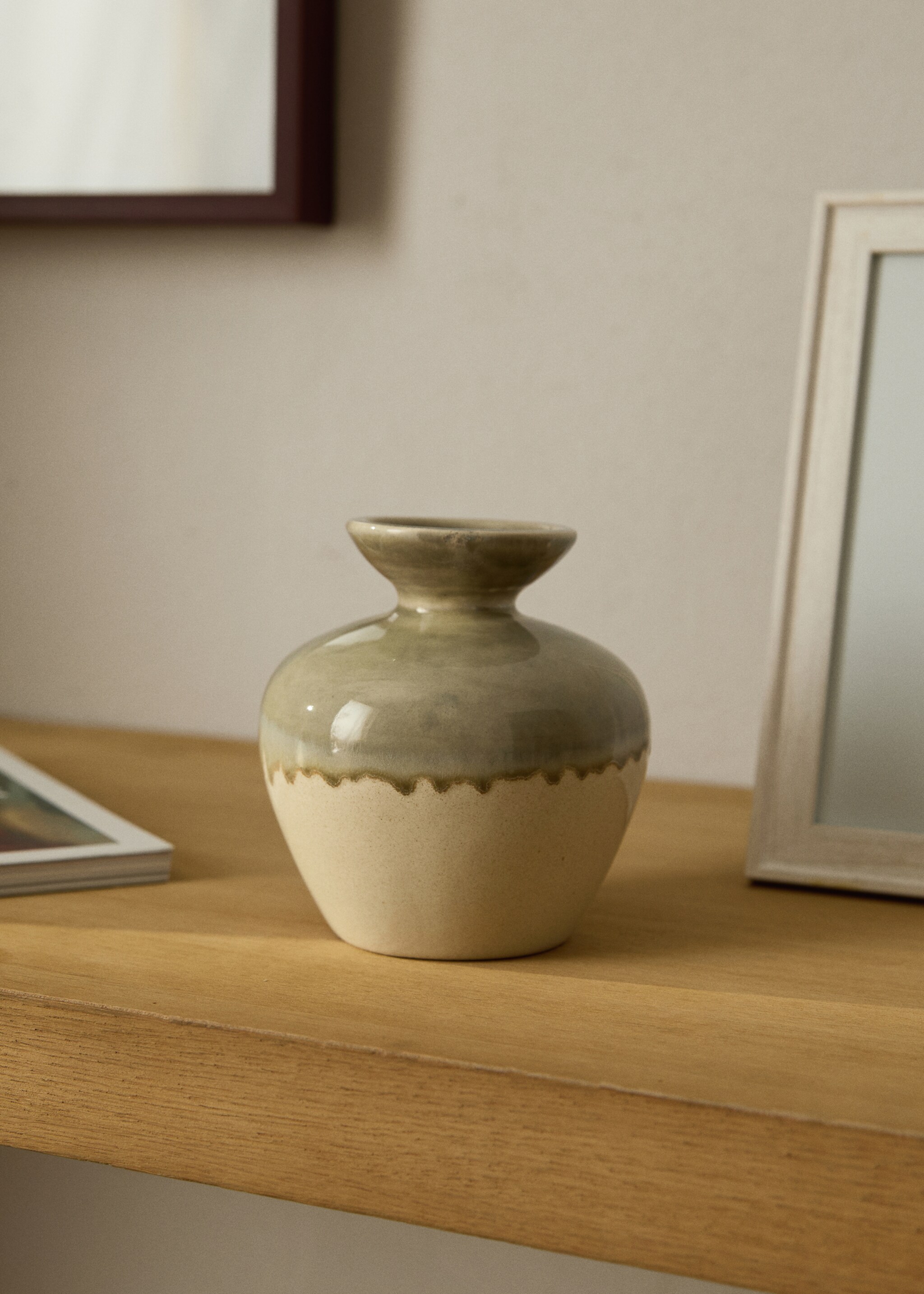Small stoneware vase - General plane