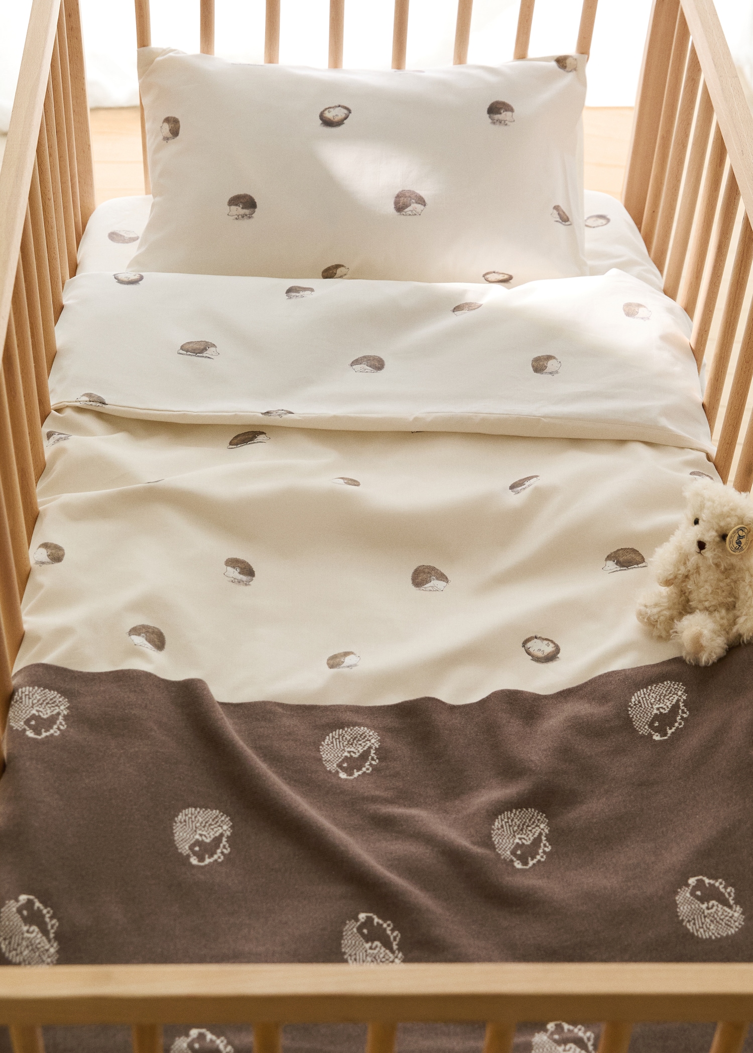 Cot bed duvet cover in printed cotton percale with hedgehog design - General plane