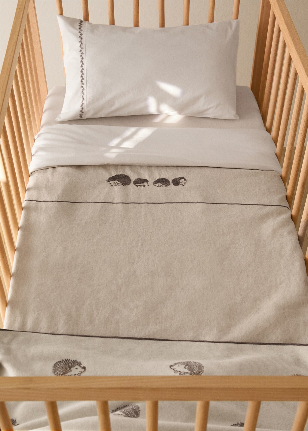 Cotton and linen duvet cover with embroidered hedgehogs for cot