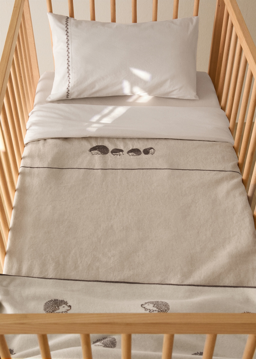 Cotton and linen duvet cover with embroidered hedgehogs for cot