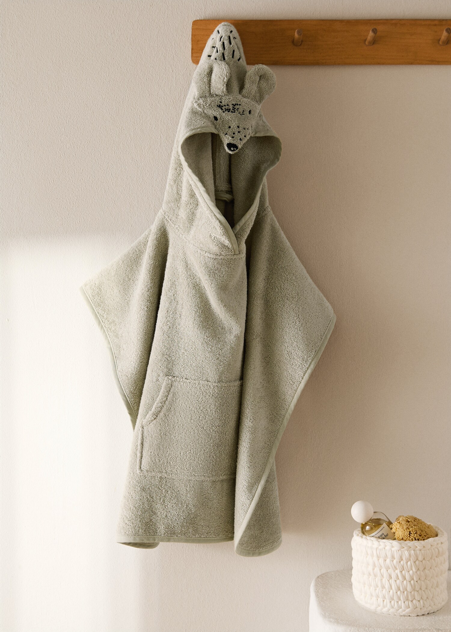 Children's bath poncho with decorative hood detail - General plane