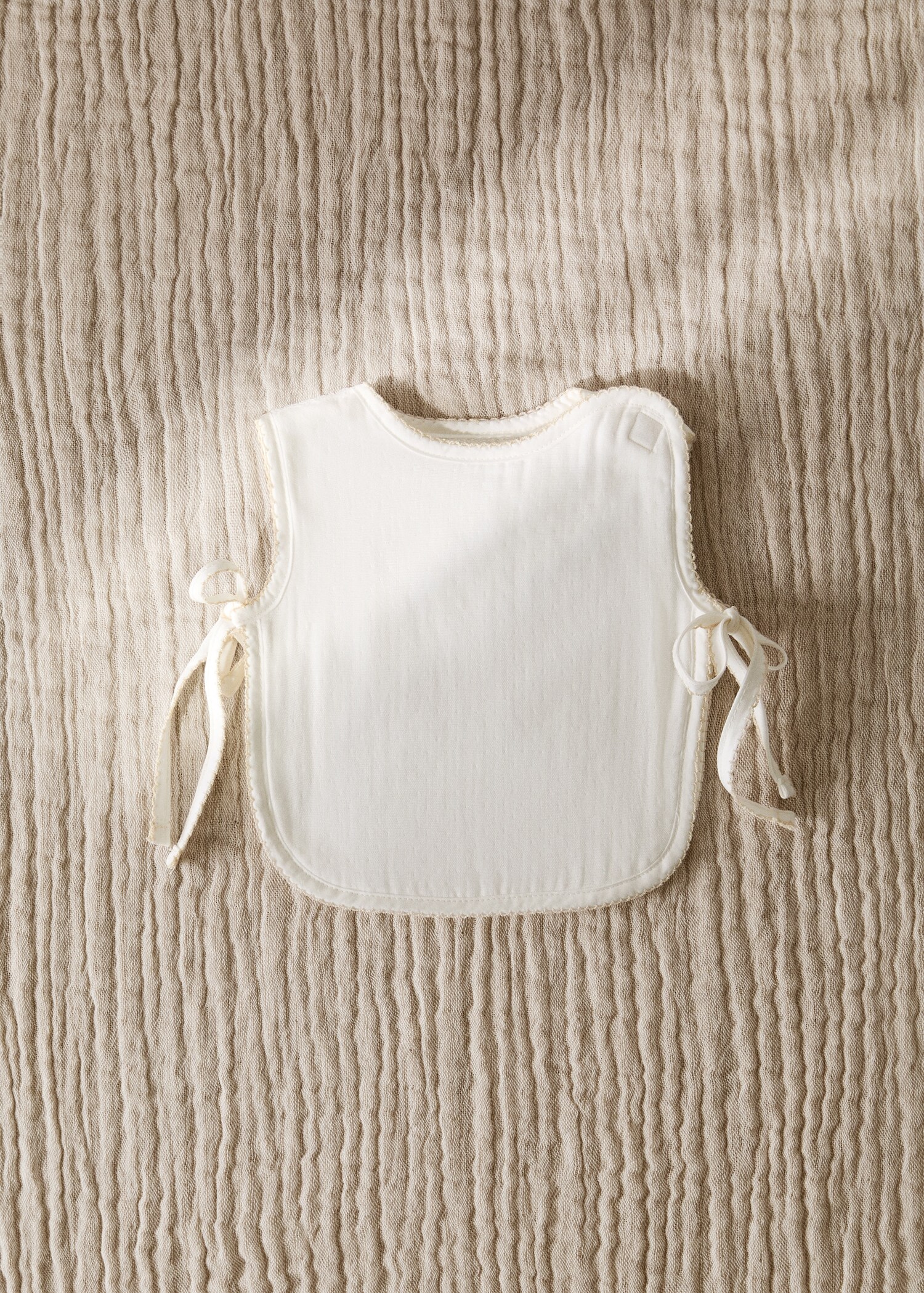 Dekoratives Baumwoll-Lätzchen mit Zierkante - Allgemeine Ansicht