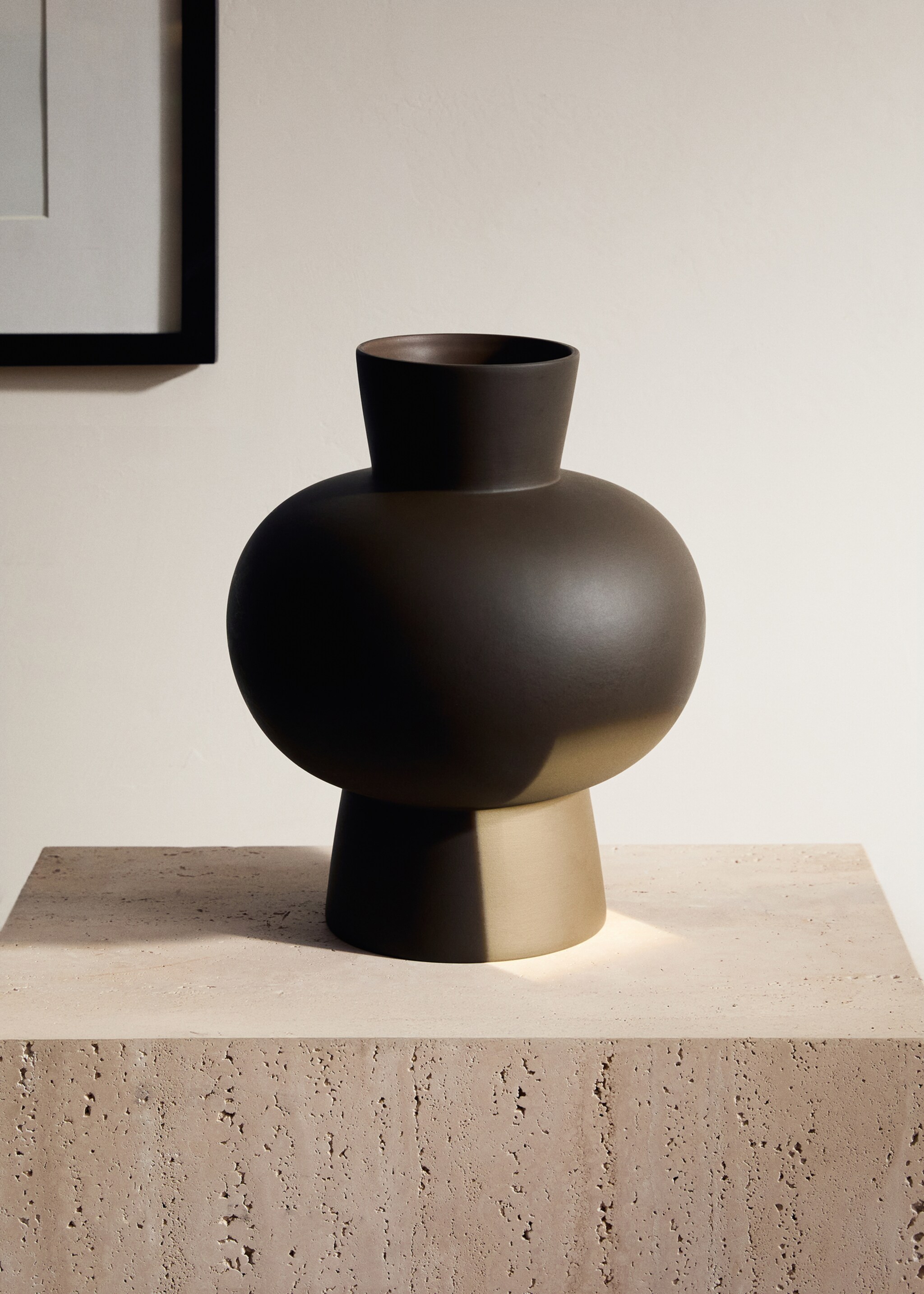 Medium matte-finish earthenware vase - General plane, Chocolate. Ref: 17091584-00.