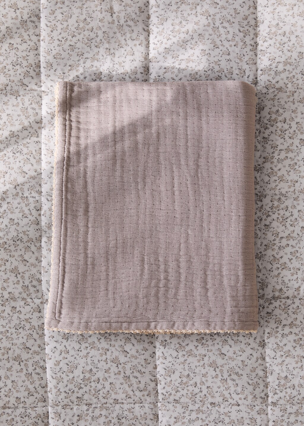 Children's blanket with contrasting finish